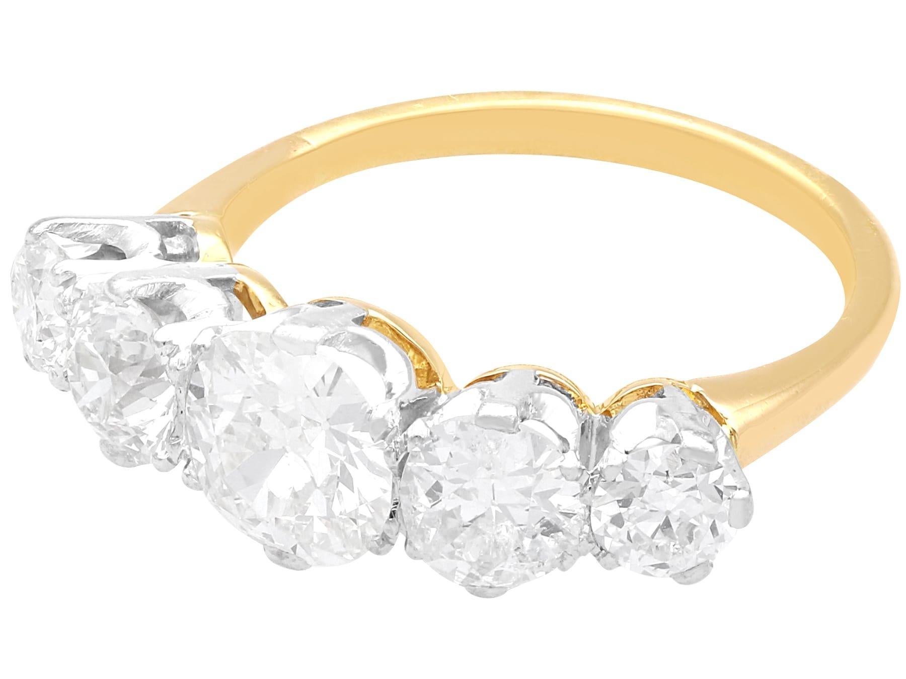 Femenino o masculino Anillo antiguo de diamantes de 2,92 quilates y cinco piedras de oro amarillo de 18k Circa 1935 en venta