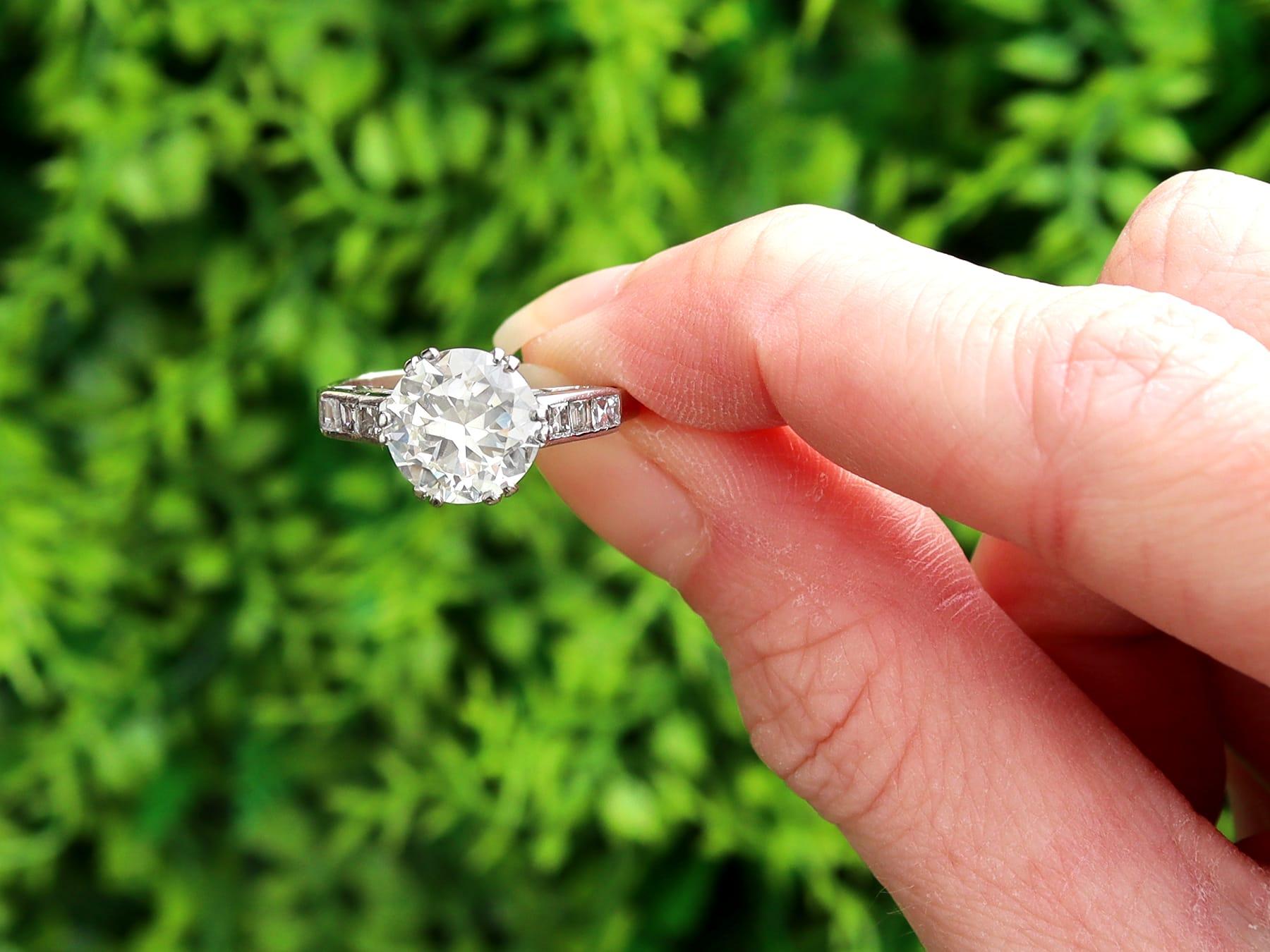Une bague de fiançailles solitaire en diamant et platine de 2,99 carats, étonnante, fine et impressionnante, faisant partie de nos diverses collections de bijoux en diamant de taille ancienne européenne.

Cette magnifique bague solitaire en diamant,