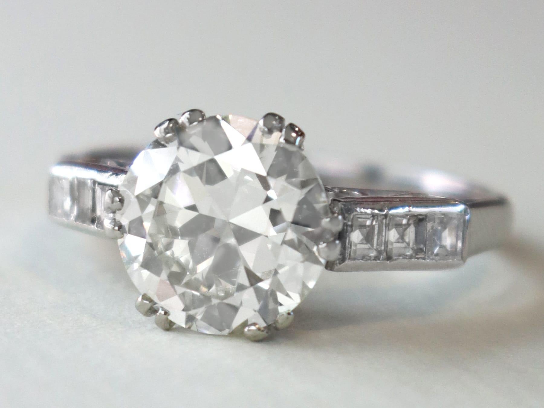 Taille vieille Europe Bague solitaire ancienne en platine et diamant de 2,99 carats, c. 1935 en vente