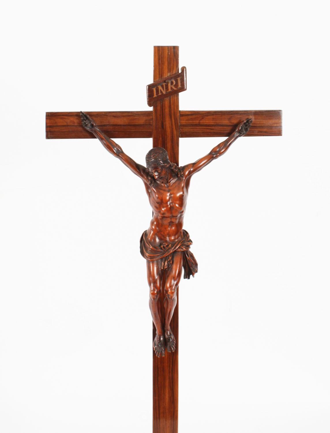 This is a distinctive antique French patinated boxwood altar Corpus Christi of Christ crucified on an olive wood cross, dating from the late 17th Century.
 
The details  are very impressive, the Corpus Christi is very life-like, wearing a flowing
