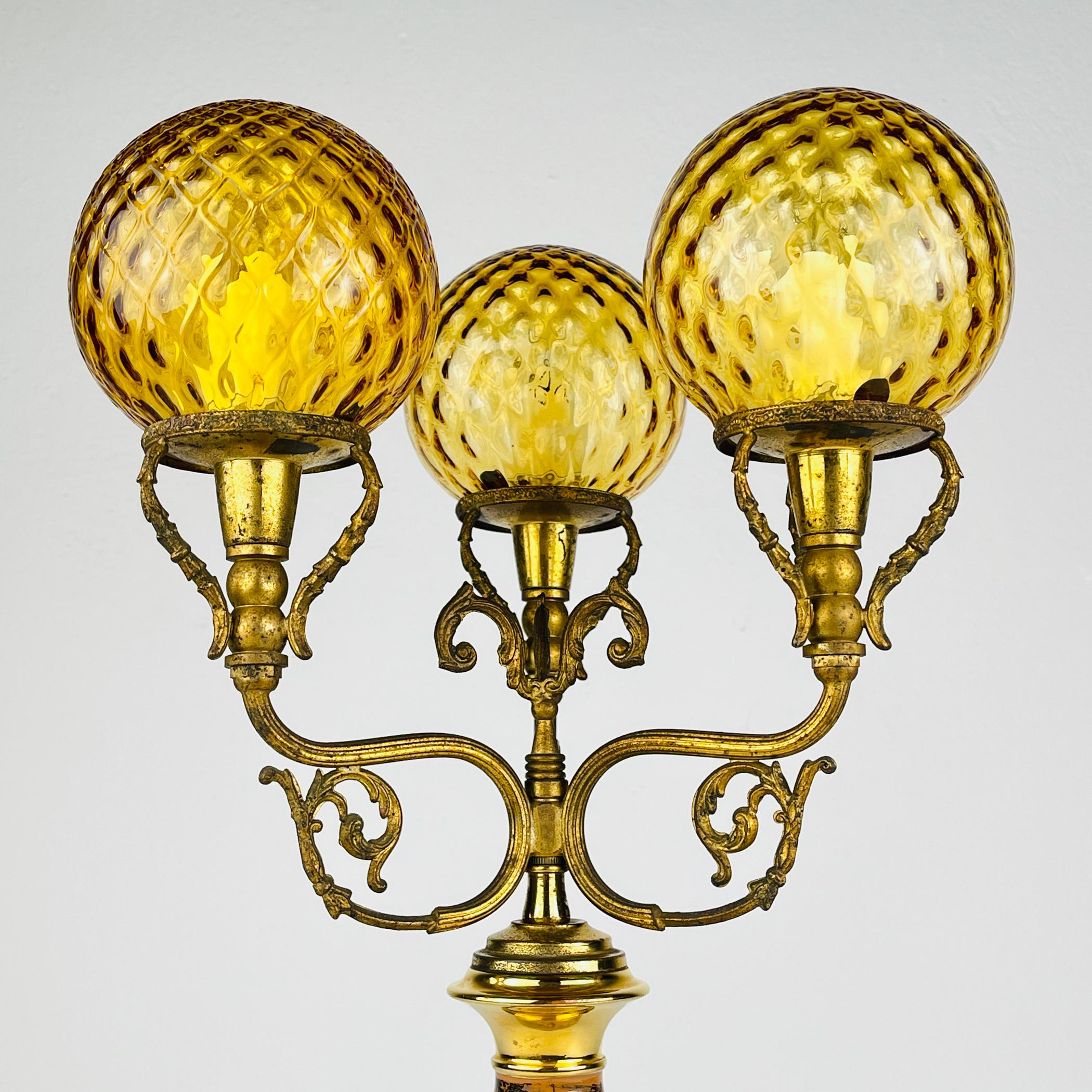 

Vintage beautiful table lamp with 3 glass balls by C. Florentine made in Italy in the 1950s. A hunting scene is depicted on the base of the lamp.

Wiring replaced by a professional electrician

The lamp has the original manufacturer's label.

The