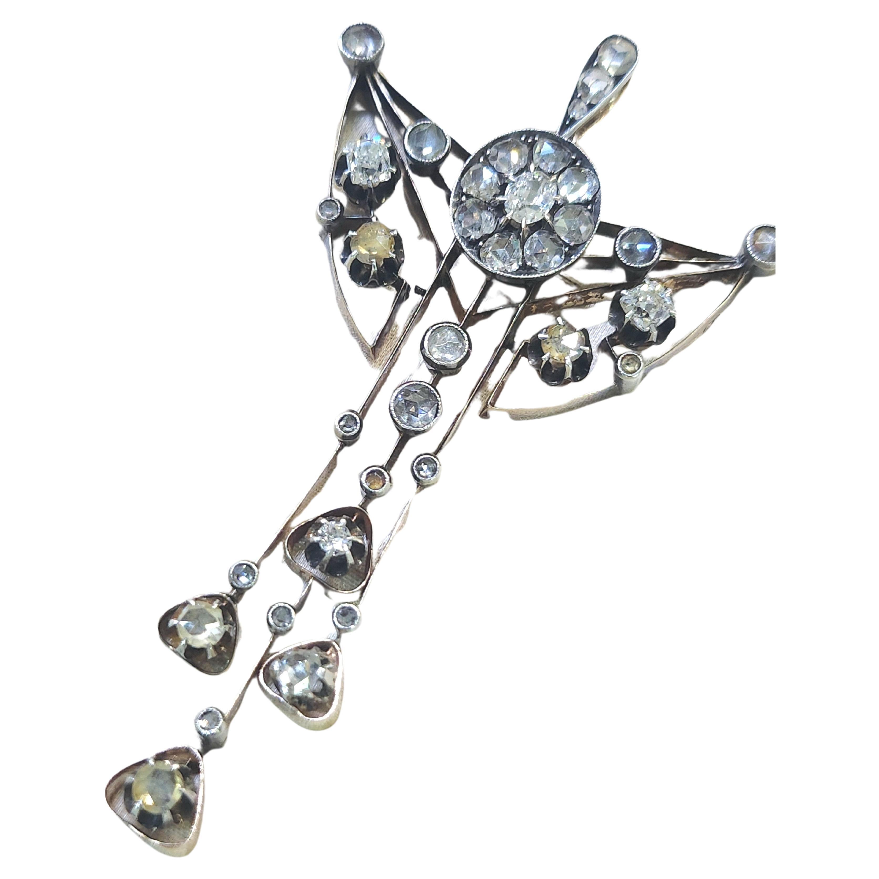 Grand pendentif ancien de l'époque impériale russe avec diamants taille mine ancienne et diamants taille rose poids estimé 3 carats hall marqué 56 norme d'or impériale russe pour l'or 14k et marque de fabricant initiale BB en alphabet cyrtlique et