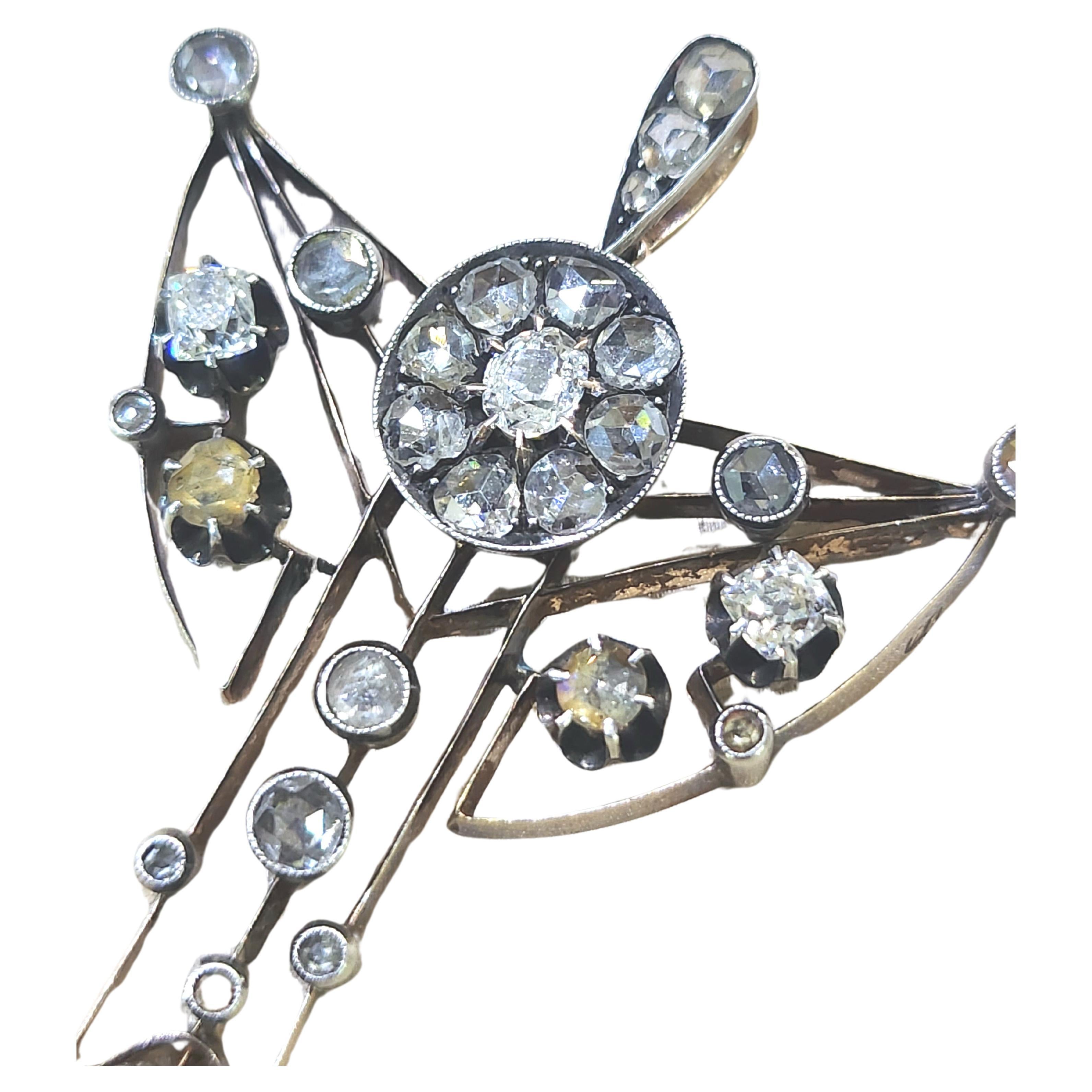 Pendentif russe ancien en or avec diamants de 3 carats Pour femmes en vente