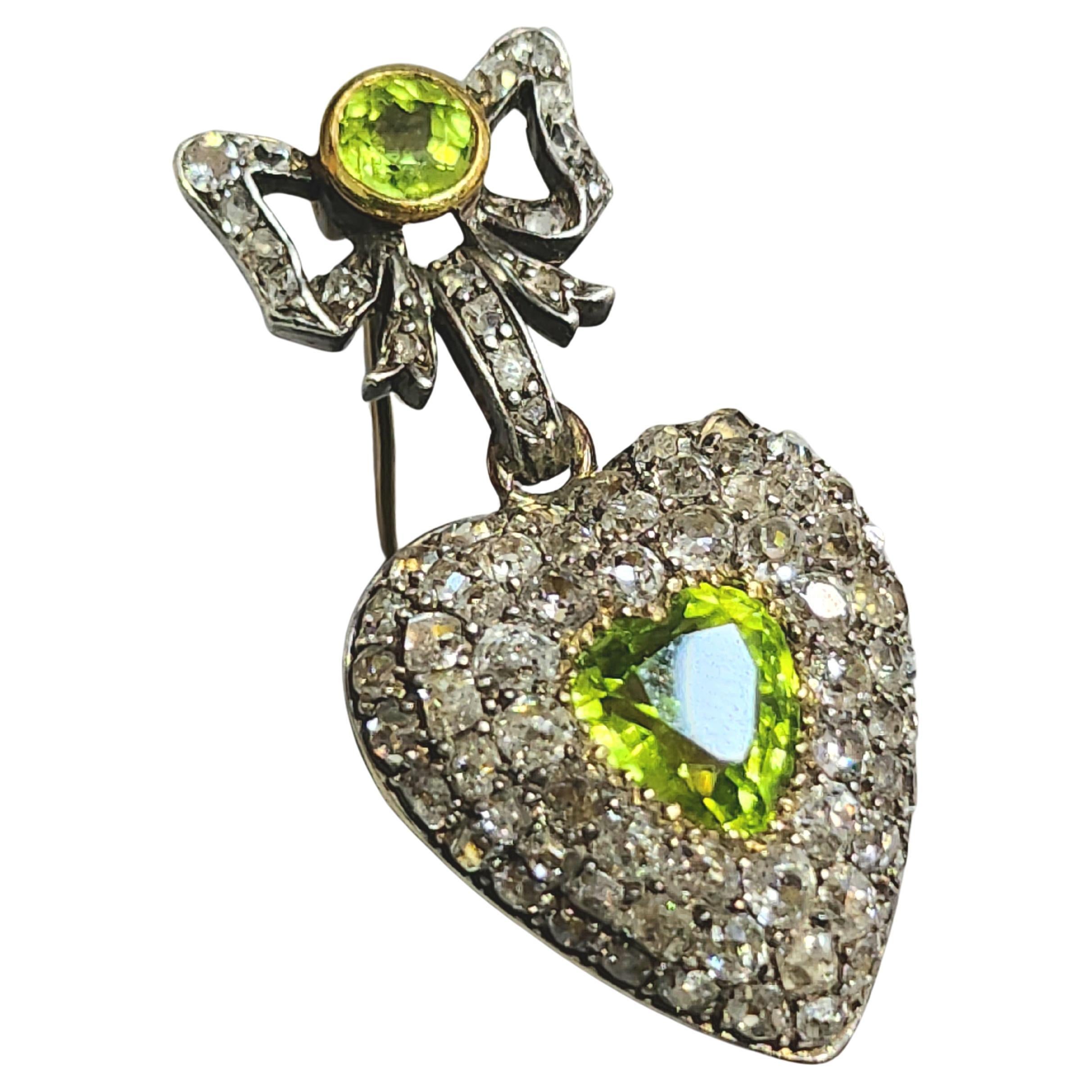Antike 1880er viktorianischen Ära großes Herz Medaillon Gold Anhänger und Brosche mit Silber und 3 Karat alten Mine geschliffenen Diamanten mit einem 3 Karat natürlichen olivgrünen Peridot Anhänger Länge 5cm zentriert gekrönt 