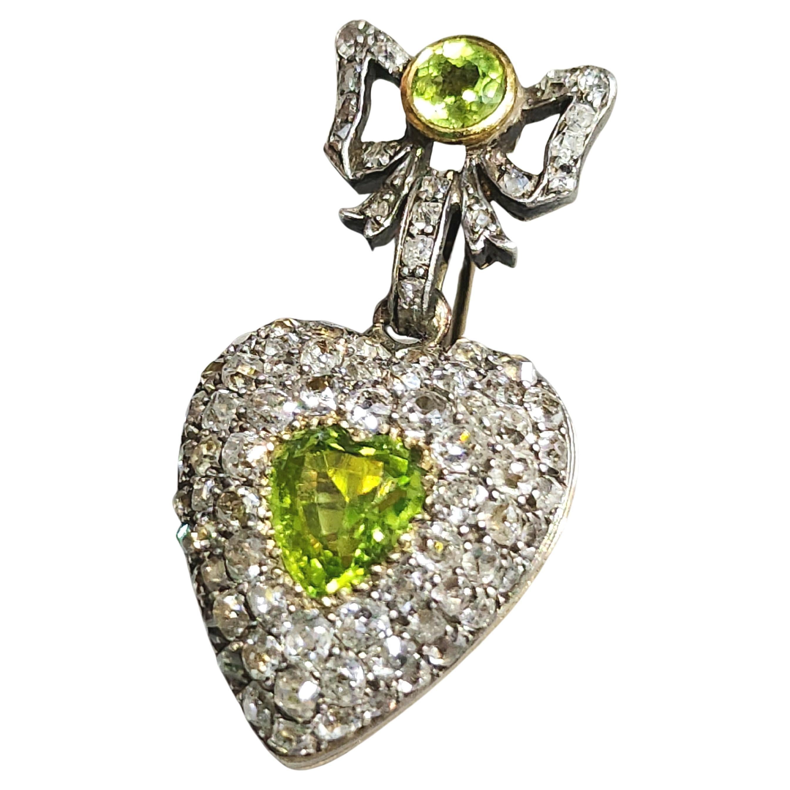 Antikes 3 Karat Diamant-Peridot-Herz-Medaillon-Gold-Anhänger mit altem Minenschliff im Zustand „Gut“ in Cairo, EG