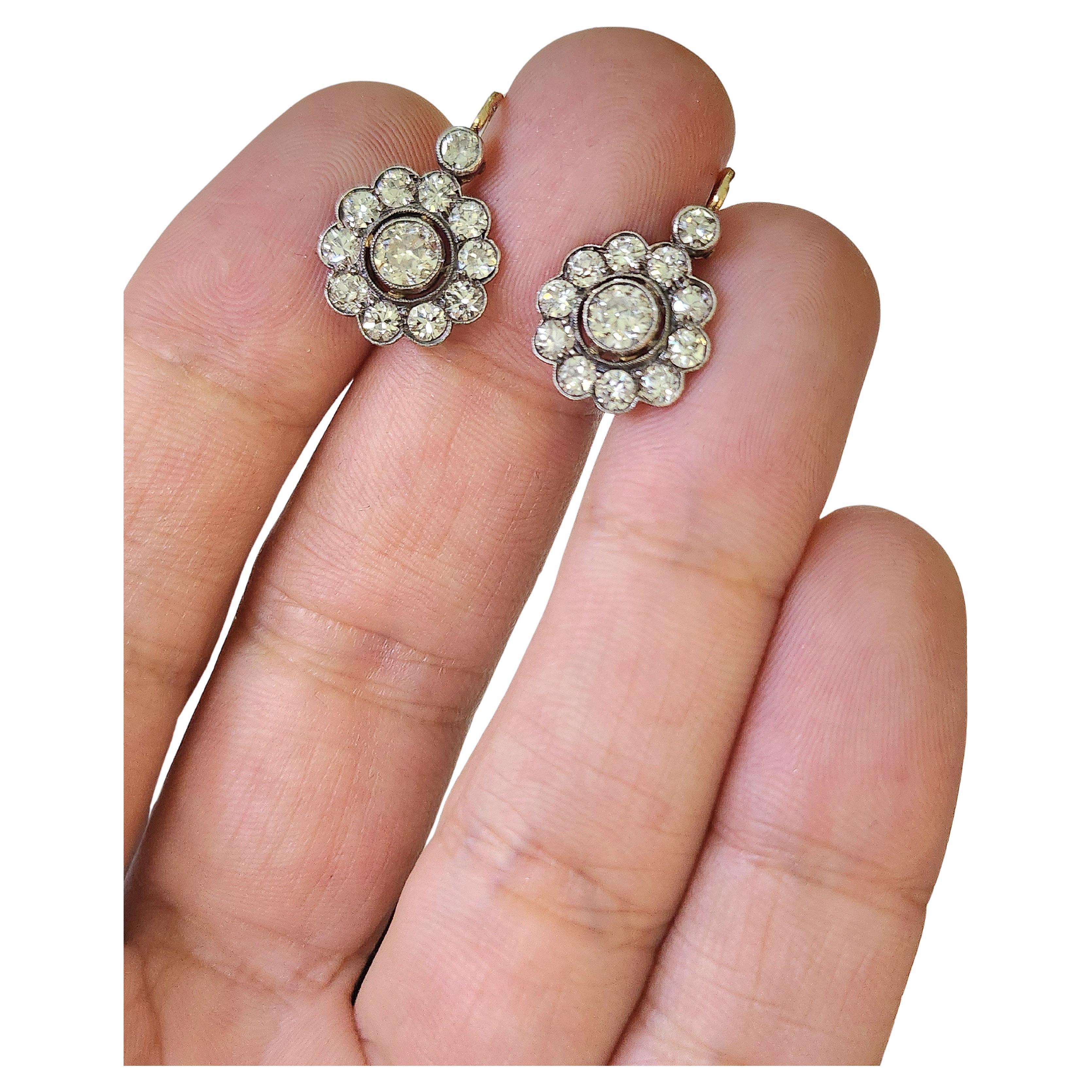 Pendientes antiguos franceses de oro de 18 quilates rematados con un diseño floral de plata con un diamante talla antigua estimado en 3 quilates de peso pendientes estándar de oro águila francesa marcada con un diámetro de 12 mm y una longitud de 2