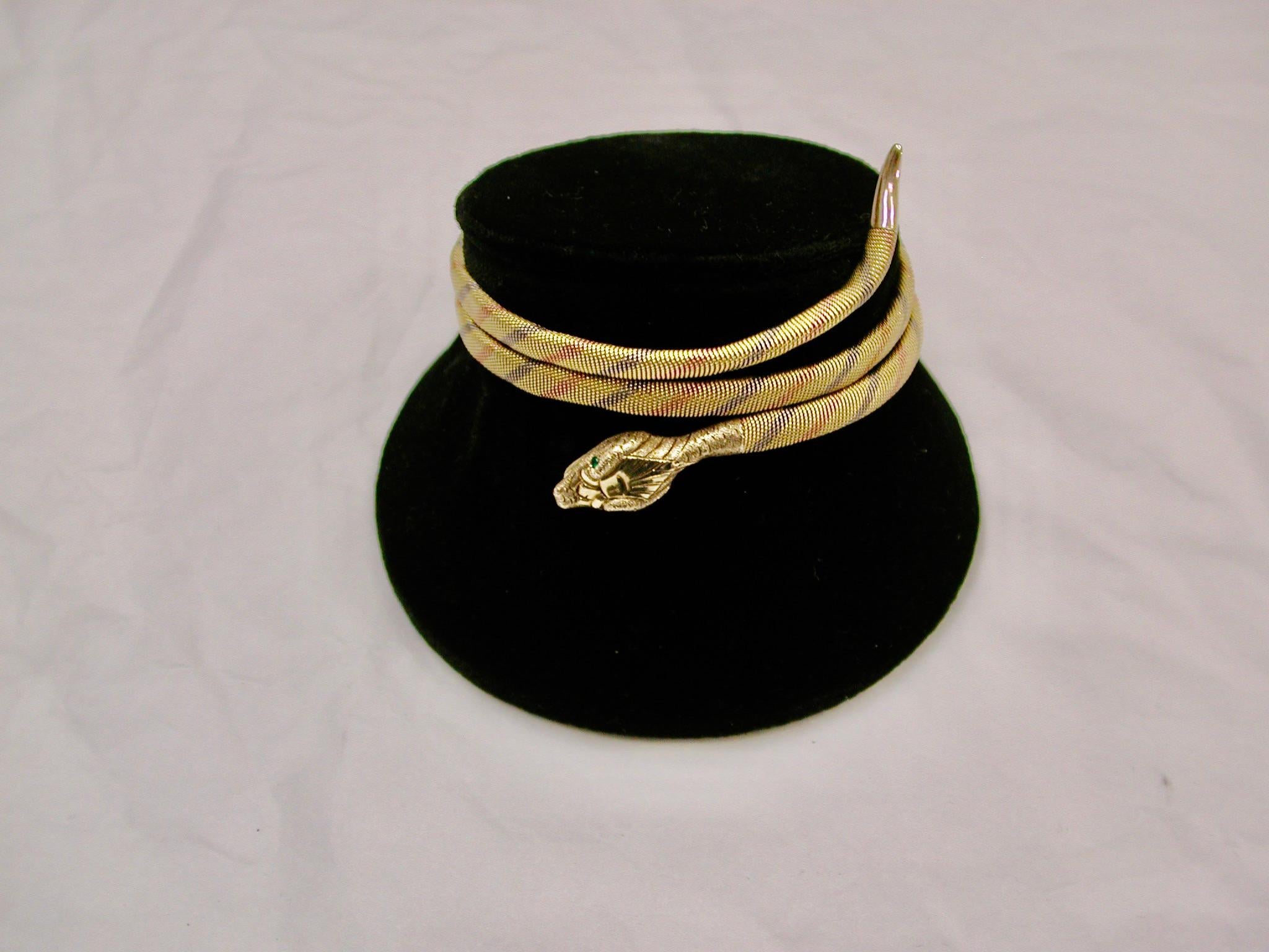 Antike 3 Farbe 9ct Gold Flexible Schlange Armreif datiert CIRCA 1920's
Ungewöhnlicher, neuartiger Armreif aus Gelb-, Rot- und Weißgold mit Smaragdaugen, der sehr flexibel an- und abgelegt werden kann.
Der Kopf der Schlange ist handgefertigt  in