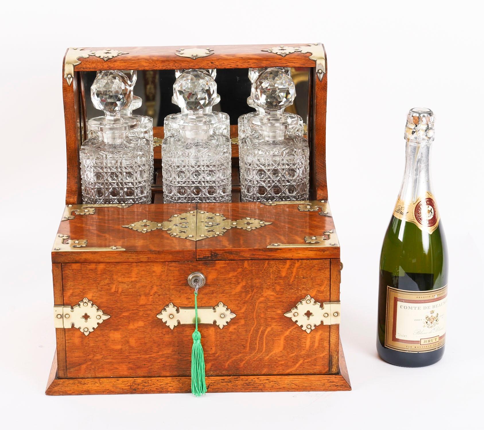 Ancienne carafe de bar à 3 carats en chêne doré Tantale Compendium du 19ème siècle en vente 12