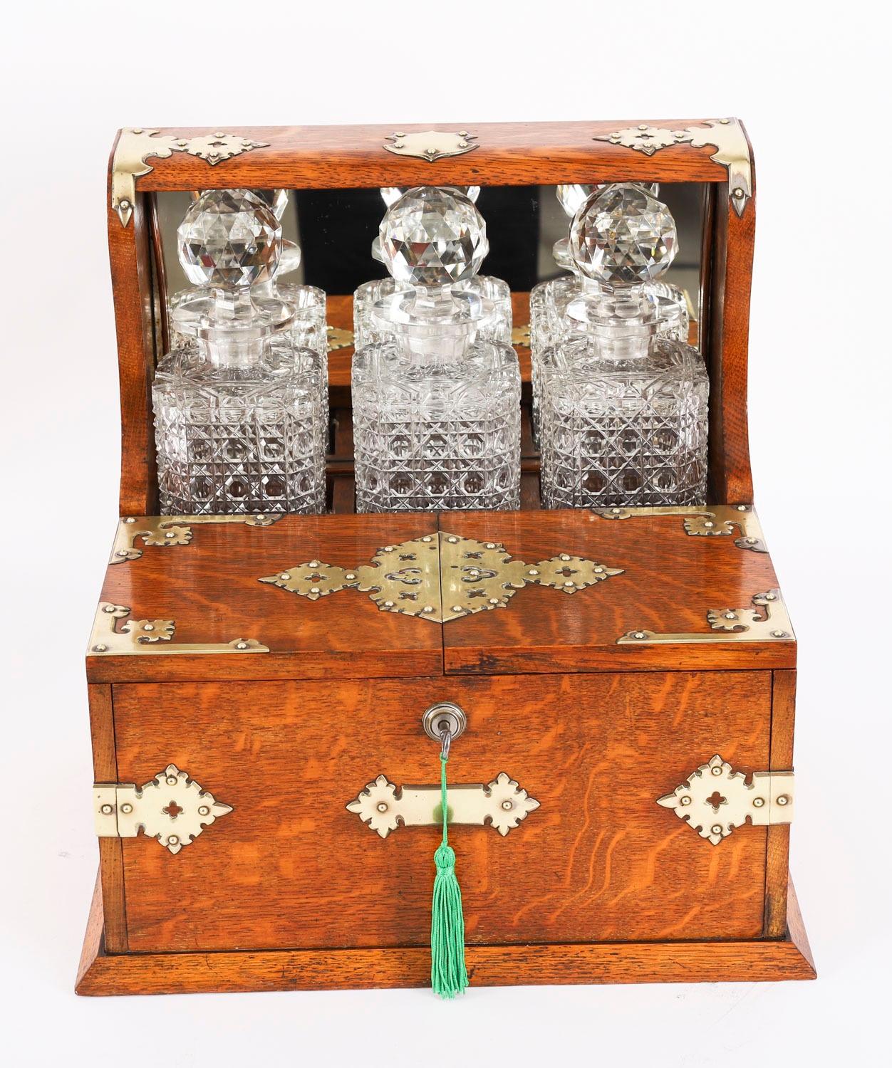 Victorien Ancienne carafe de bar à 3 carats en chêne doré Tantale Compendium du 19ème siècle en vente