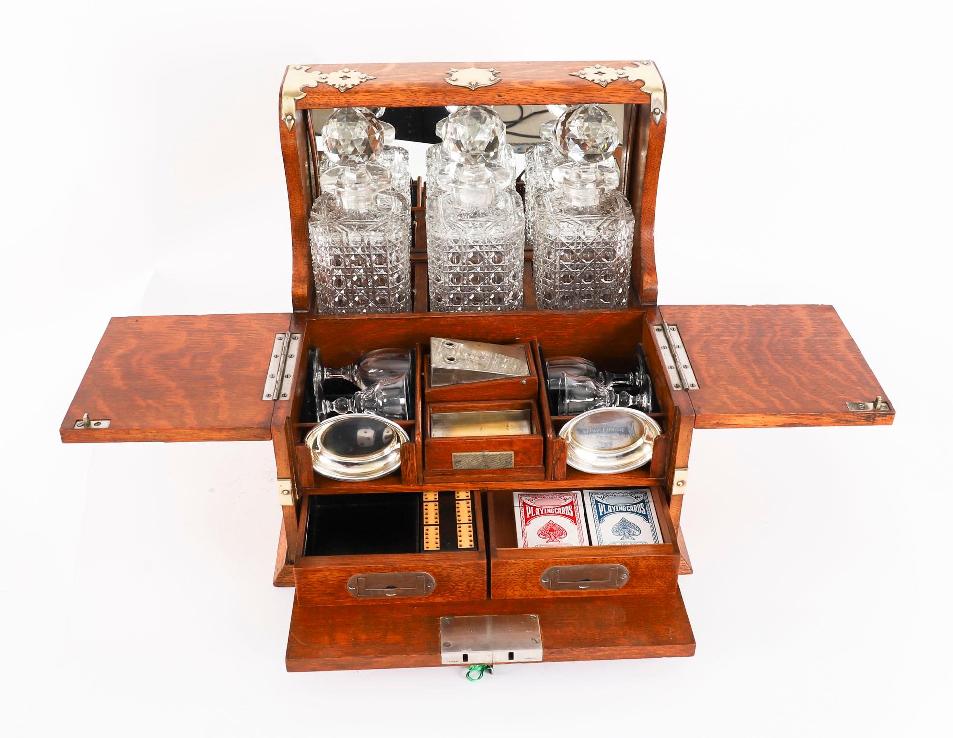 Anglais Ancienne carafe de bar à 3 carats en chêne doré Tantale Compendium du 19ème siècle en vente