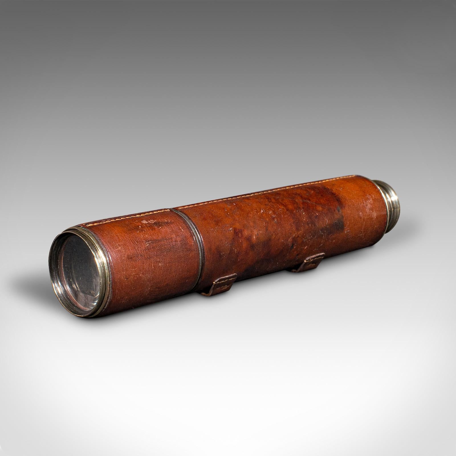 Il s'agit d'un télescope antique à 3 tiroirs. Réfracteur anglais en laiton et cuir de Newton & Co, datant de la période victorienne, vers 1870.

Parfait pour l'observation des oiseaux, des paysages, de la faune et de la flore ou de la mer. Convient