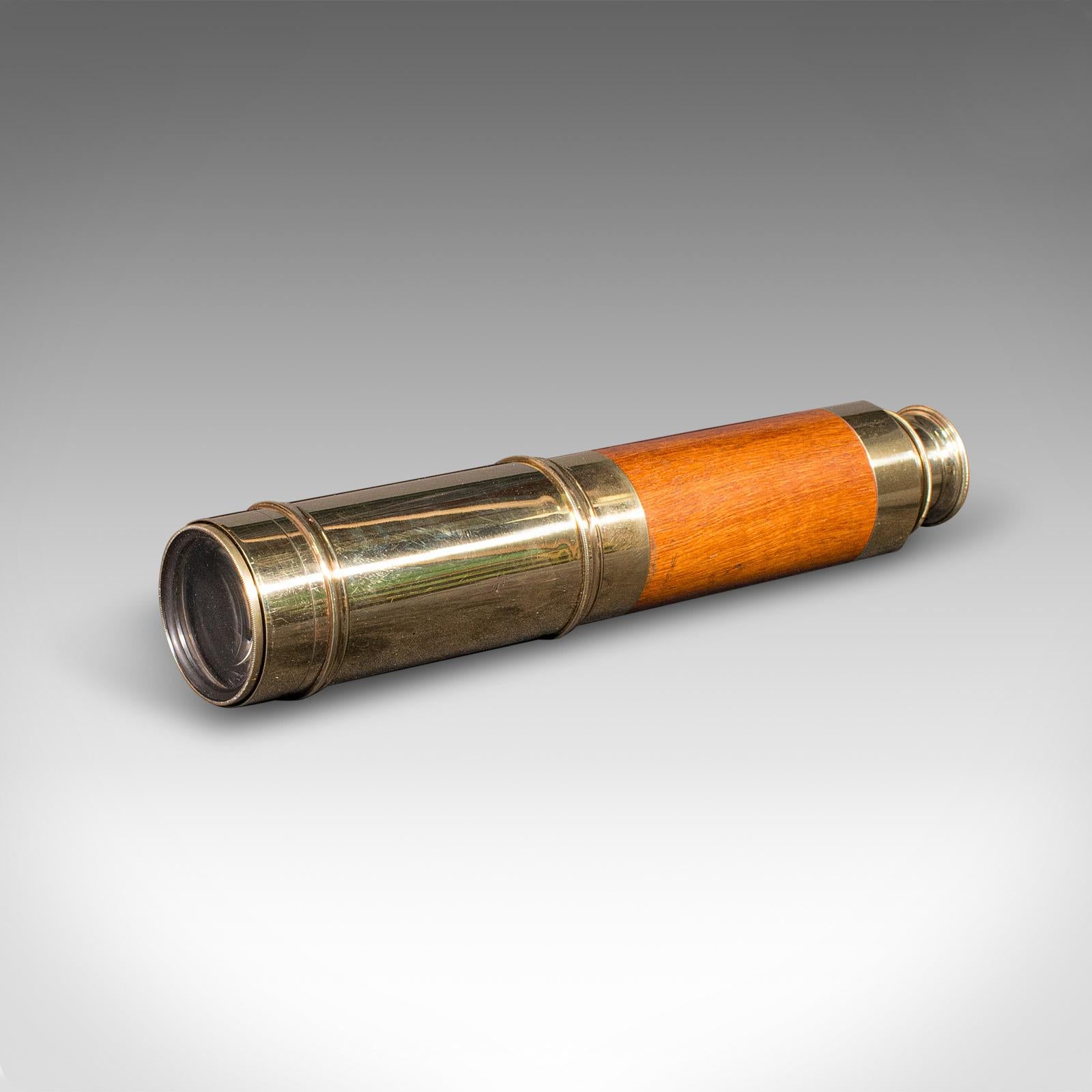 Parfait pour l'observation des oiseaux, des paysages, de la faune et de la flore ou de la mer. Il convient également à l'observation du ciel nocturne.

Il s'agit d'un télescope antique à 3 tirages. Instrument de navigation terrestre anglais en