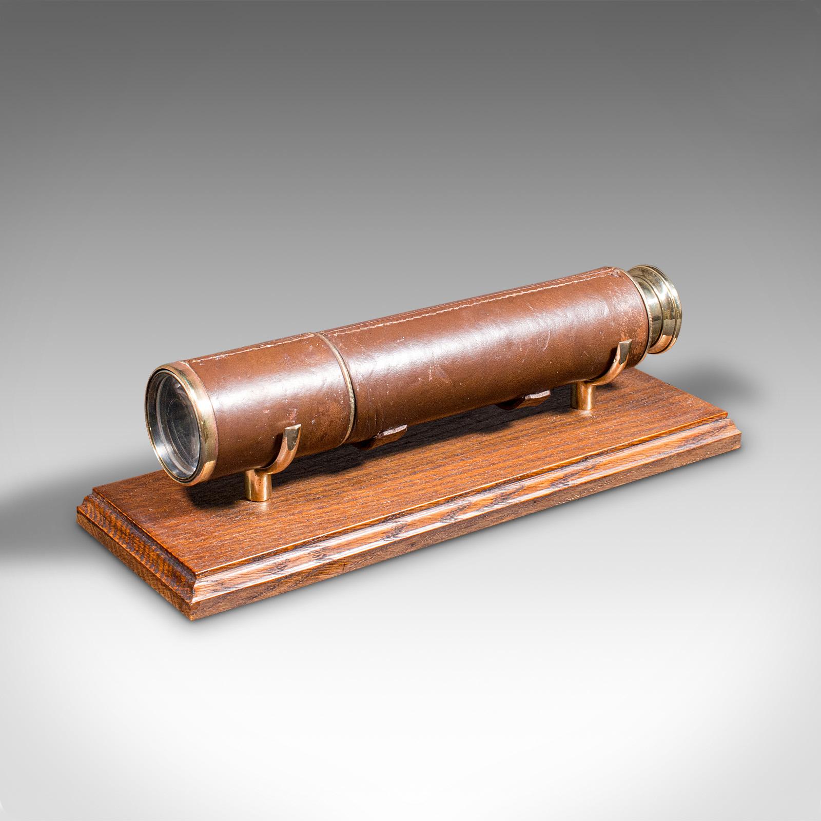 
Il s'agit d'un télescope antique à 3 tirages. Réfracteur terrestre anglais en cuir et laiton de Broadhurst, Clarkson & Co, datant de la période édouardienne, vers 1910.

Parfait pour l'observation des oiseaux, des paysages, de la faune et de la
