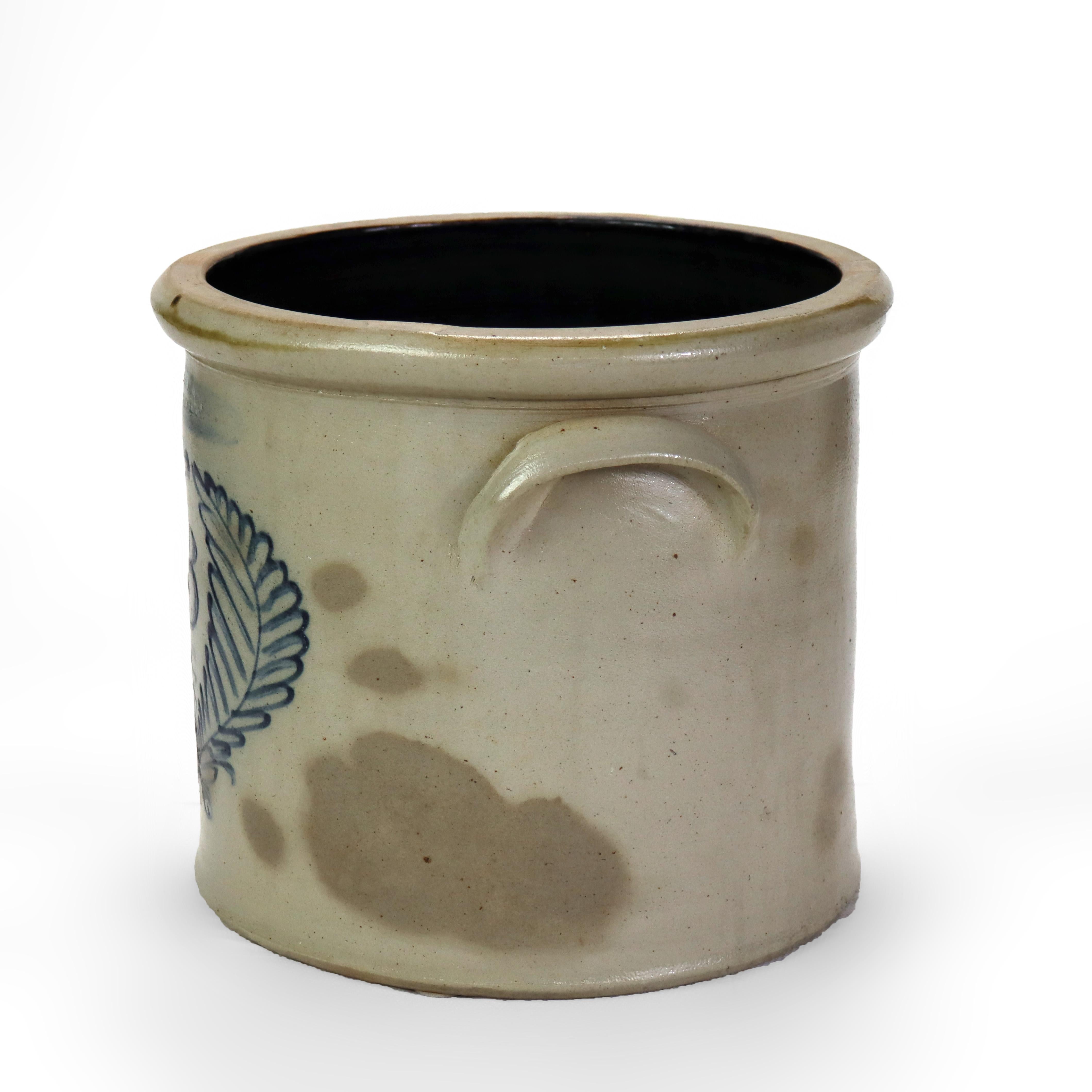 Antico vaso da 3 galloni in gres blu decorato con motivo a ghirlanda d'alloro, 1870 ca. In condizioni buone in vendita a Big Flats, NY