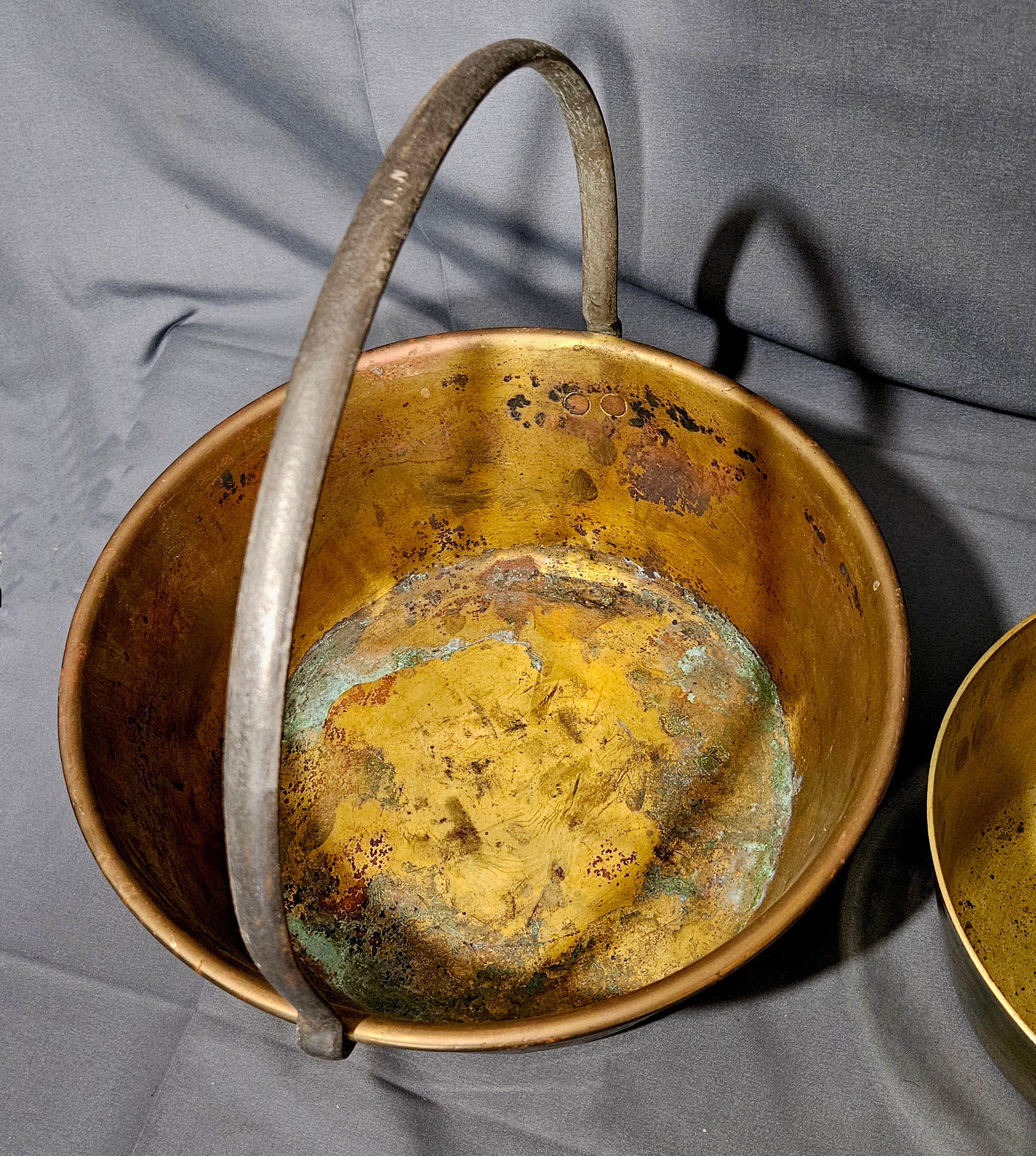 Antike 3 schwere Eimer aus massivem Kupfer mit schmiedeeisernen Griffen 19. im Angebot 3