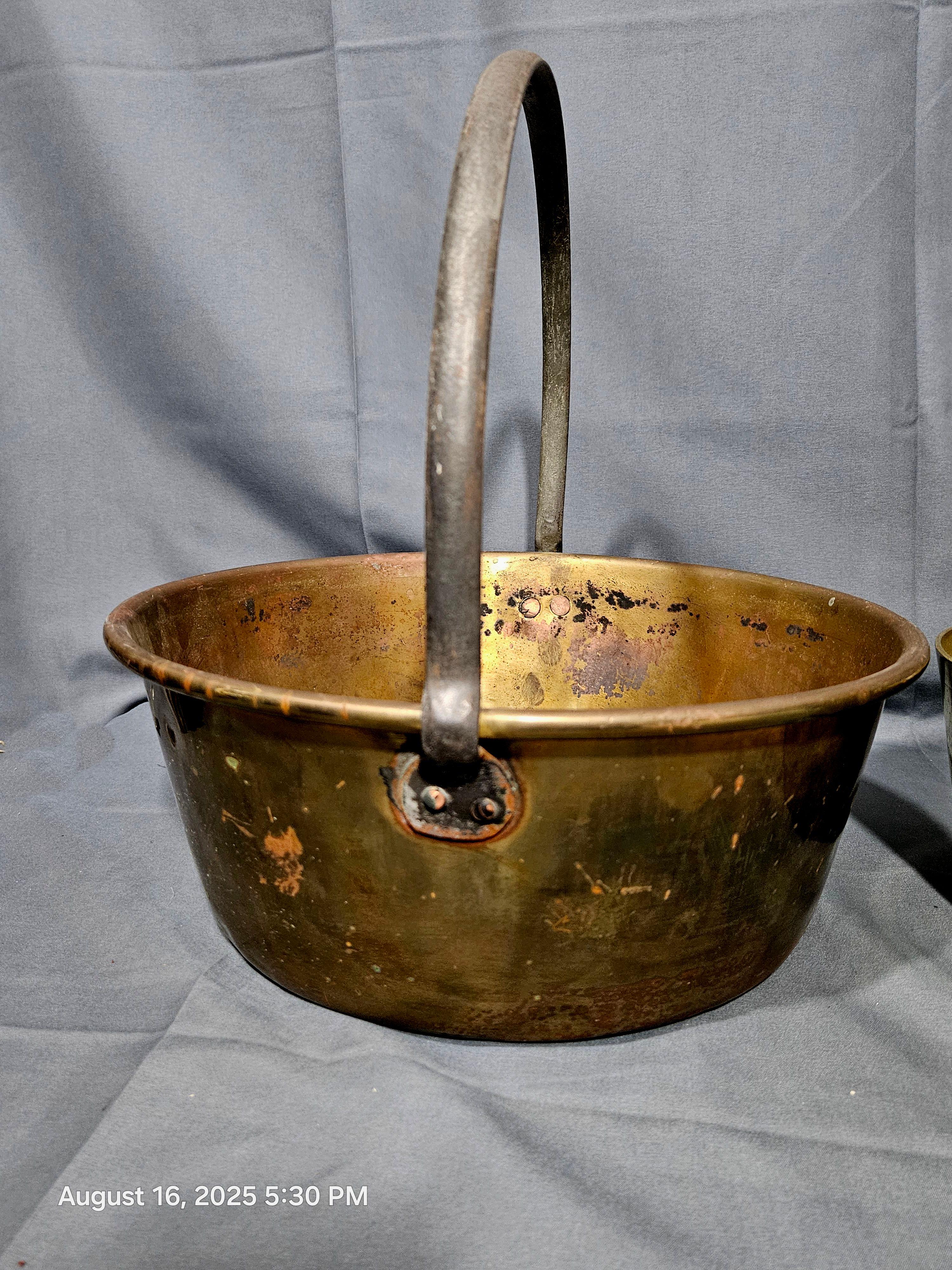 Antike 3 schwere Eimer aus massivem Kupfer mit schmiedeeisernen Griffen 19. (Messing) im Angebot