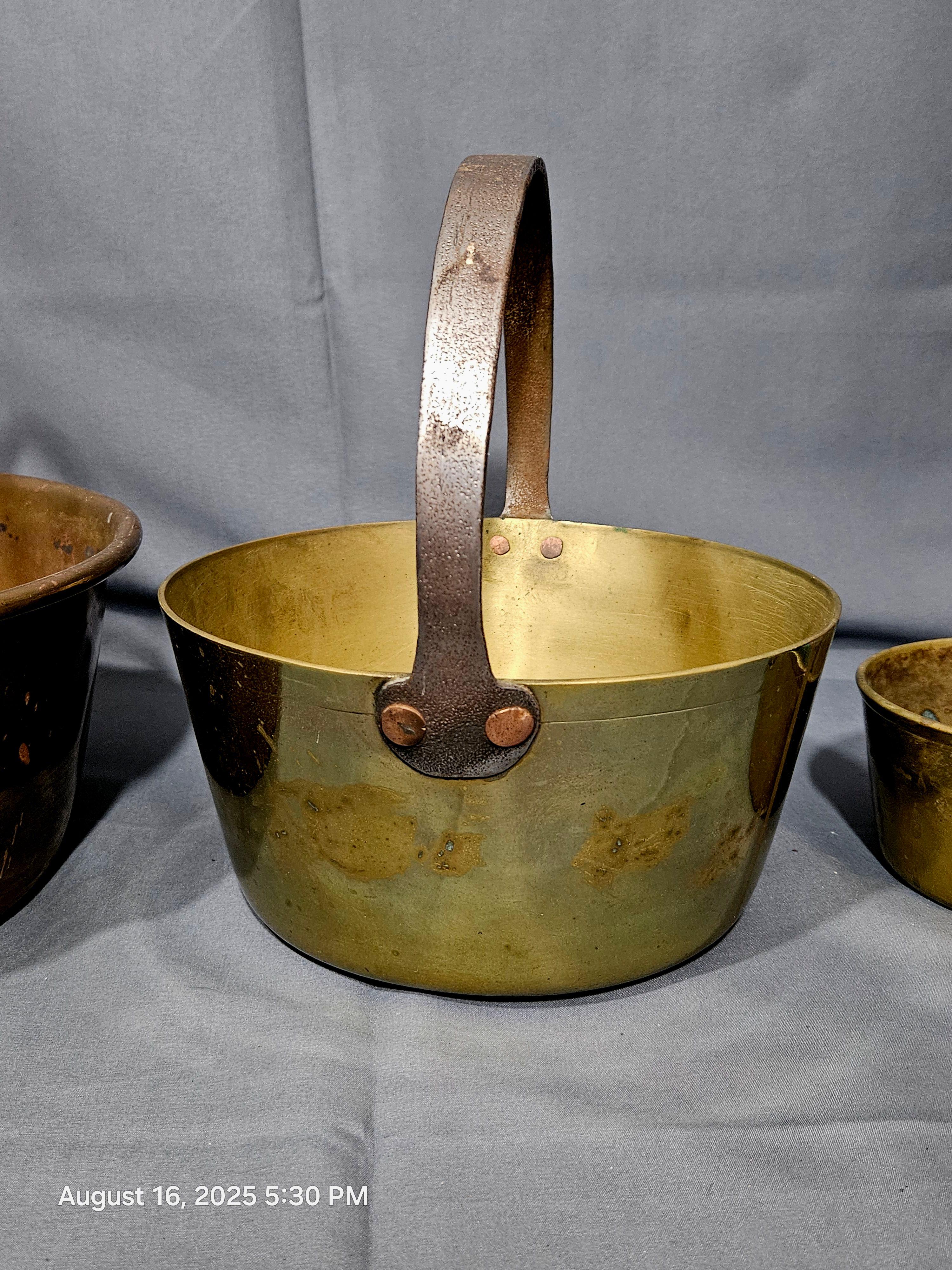 Antike 3 schwere Eimer aus massivem Kupfer mit schmiedeeisernen Griffen 19. im Angebot 1