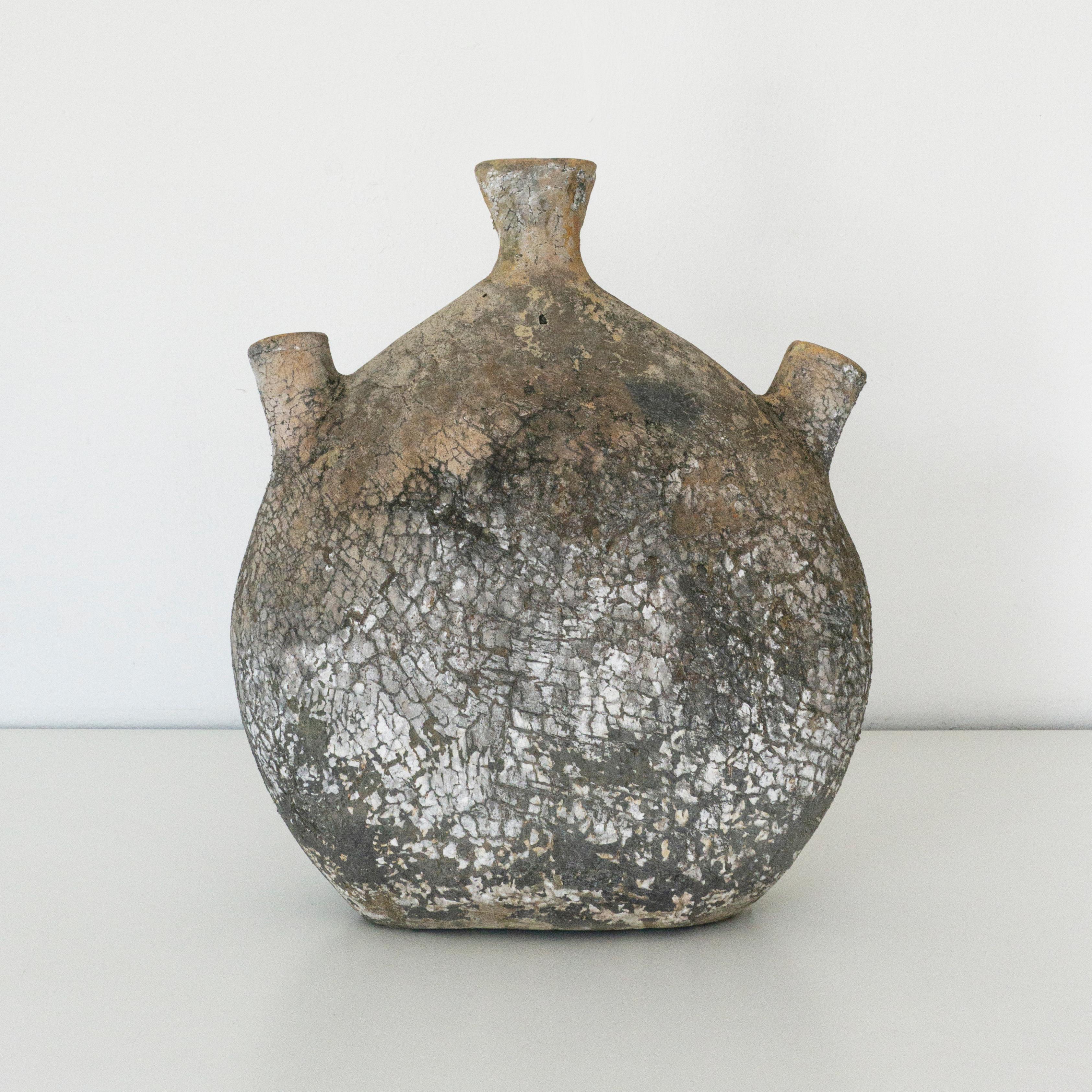 Antico vaso decorativo in argilla dalla forma unica con 3 bocche che spiccano nella parte superiore del pezzo con una texture bella e particolare.
Realizzato da esperti artigiani di Jalisco, in Messico, alla fine del XX secolo e salvato da un ranch