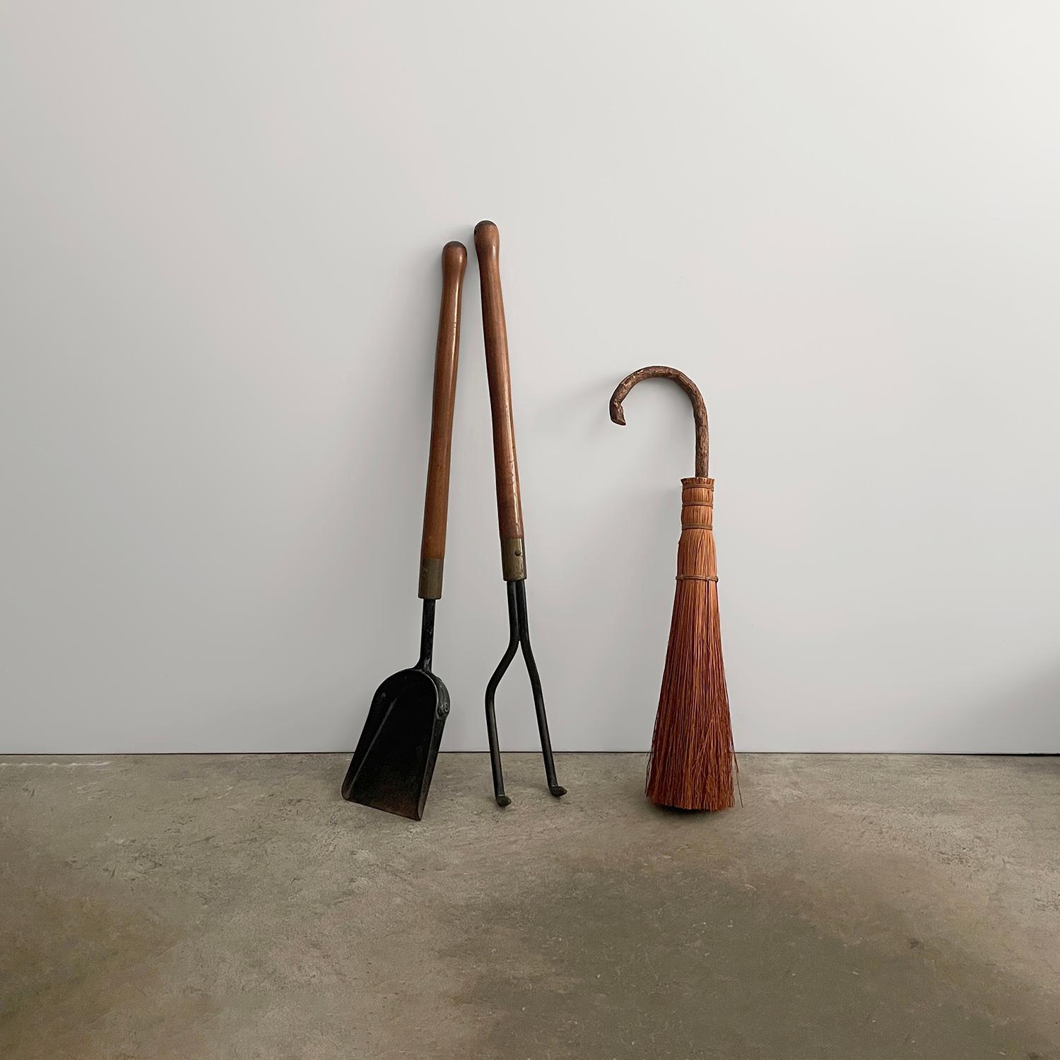 Set d'outils de cheminée antique 3 pièces
Ce charmant ensemble comprend une pelle en fer antique, un tisonnier à deux dents et un balai d'âtre fait à la main.
Le tisonnier et la pelle en fer sont rehaussés de détails en laiton.
Le balai vintage a