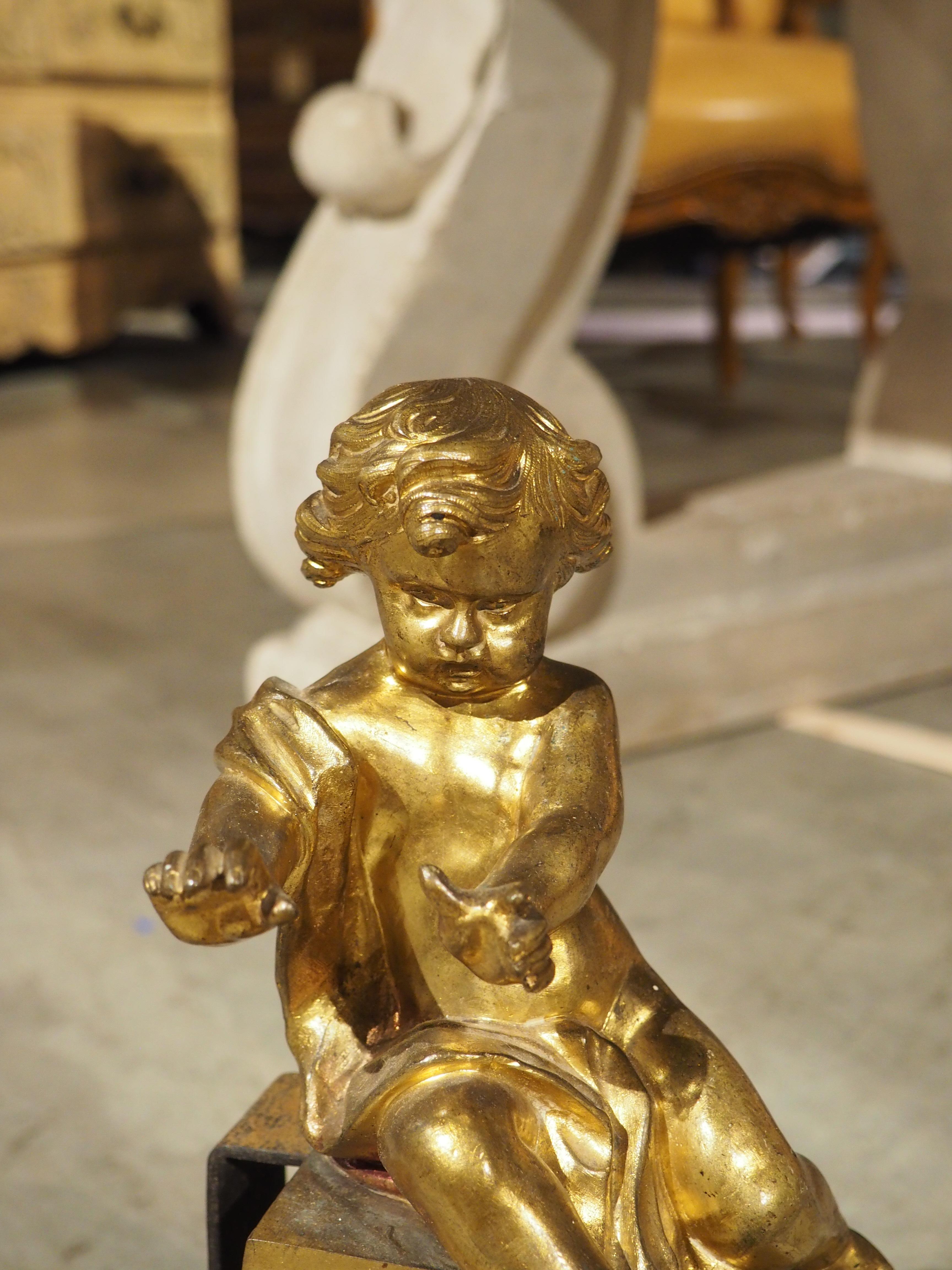Costruito in tre sezioni e progettato per essere regolabile, questo paracamino in bronzo dorato risale al 1880 circa. Conosciute in Francia come 