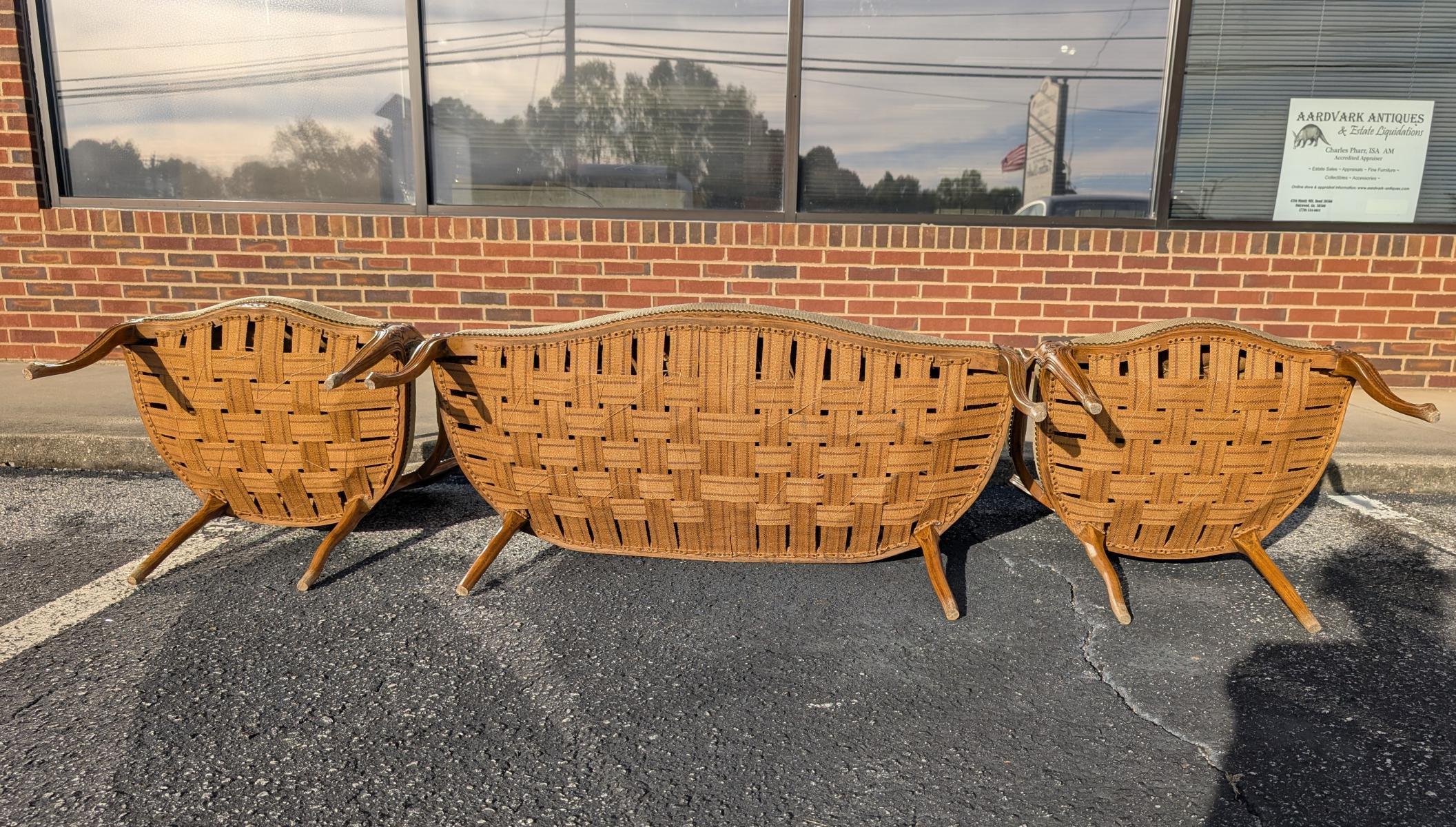 Ancienne suite de salon 3 pièces en noyer sculpté de style Louis XV en vente 5