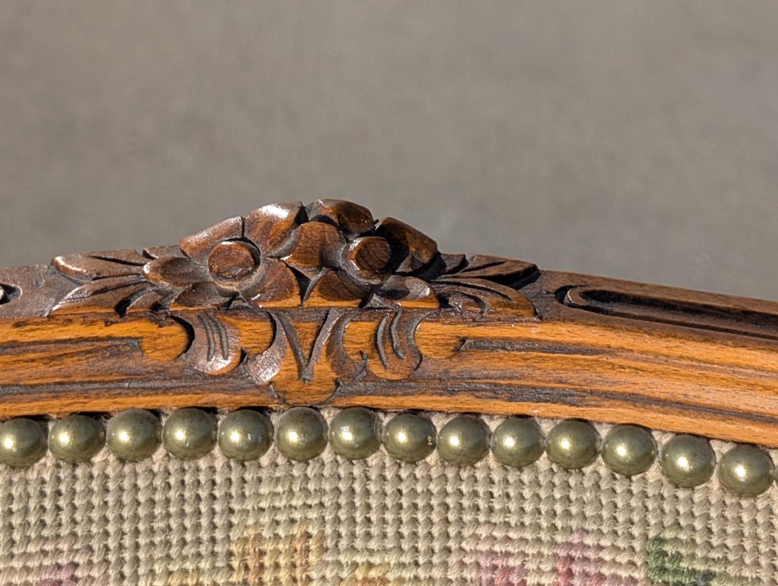 Ancienne suite de salon 3 pièces en noyer sculpté de style Louis XV en vente 7