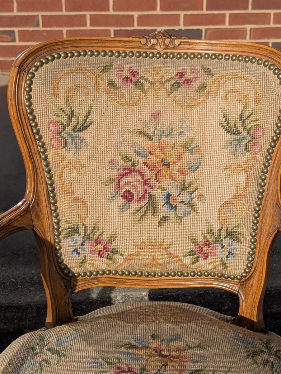 Ancienne suite de salon 3 pièces en noyer sculpté de style Louis XV en vente 8