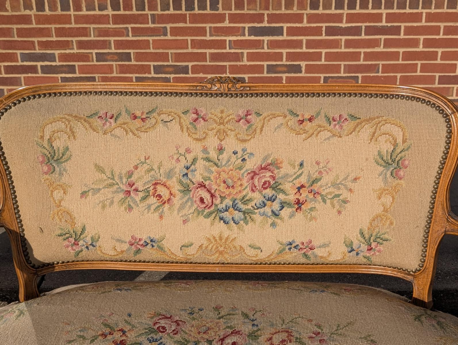 Ancienne suite de salon 3 pièces en noyer sculpté de style Louis XV en vente 9