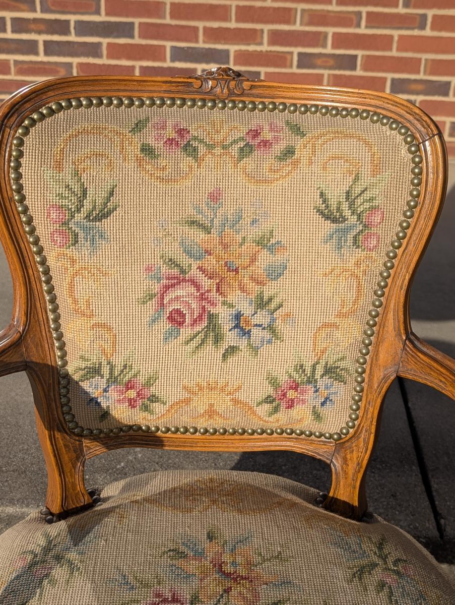 Ancienne suite de salon 3 pièces en noyer sculpté de style Louis XV en vente 10