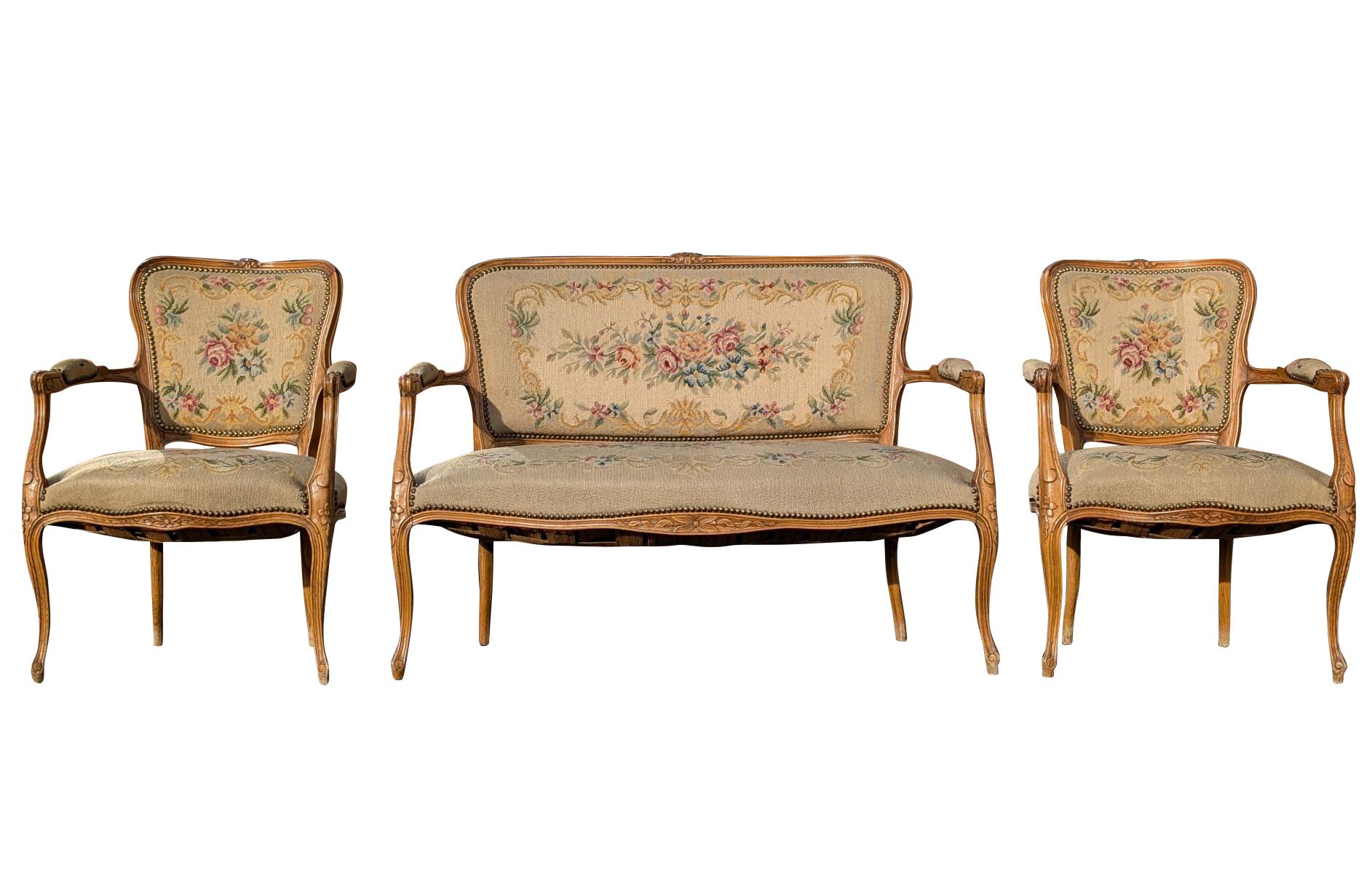 Ancienne suite de salon 3 pièces en noyer sculpté de style Louis XV
Joli coffret d'antiquités
Circa 1900's
Ensemble composé d'un canapé et de deux fauteuils
Cadres en noyer
Jolie tapisserie d'ameublement à l'aiguille
Garniture de tête de