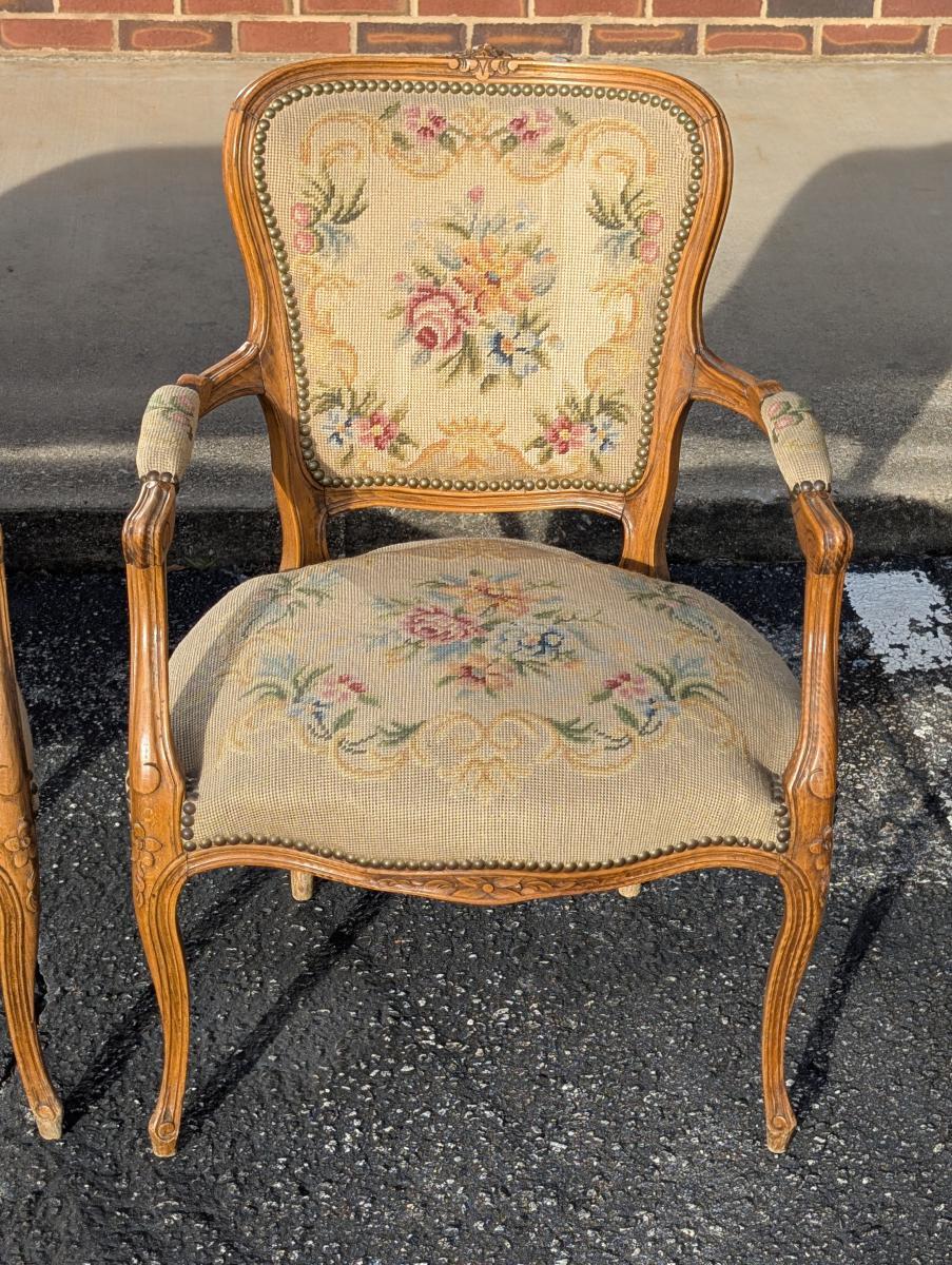 Ancienne suite de salon 3 pièces en noyer sculpté de style Louis XV Bon état - En vente à Oakwood, GA