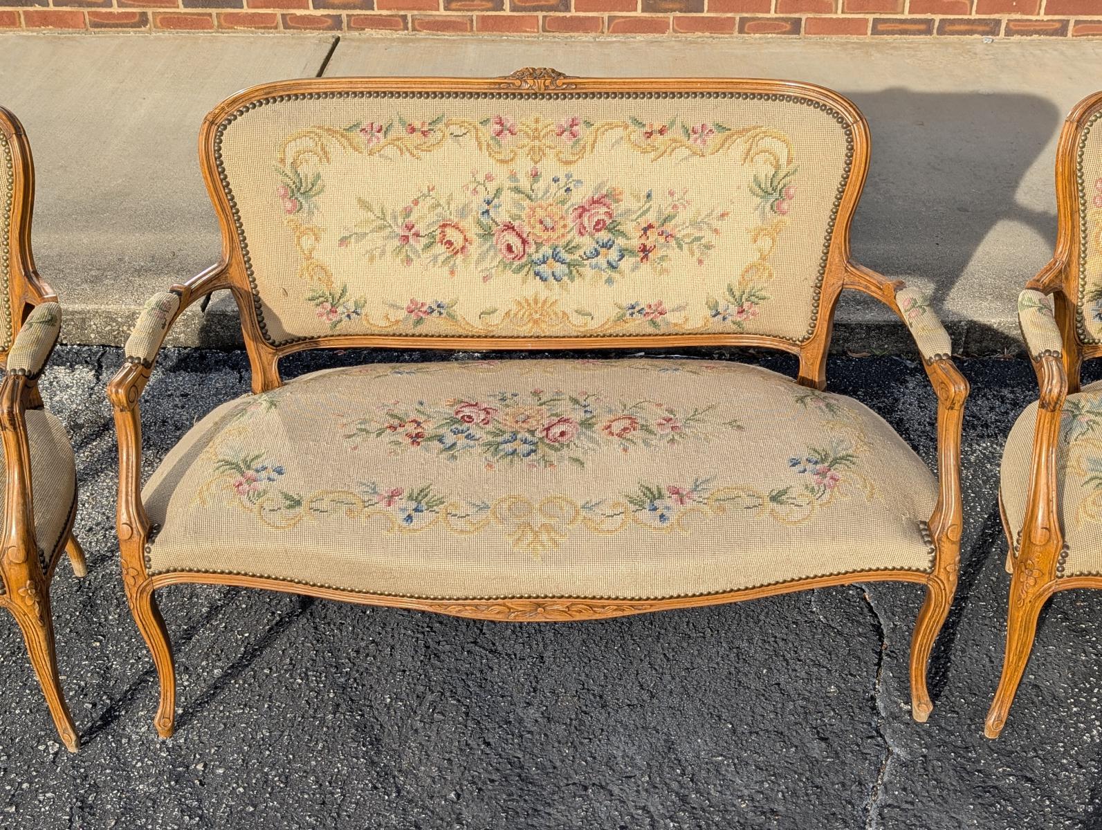 20ième siècle Ancienne suite de salon 3 pièces en noyer sculpté de style Louis XV en vente