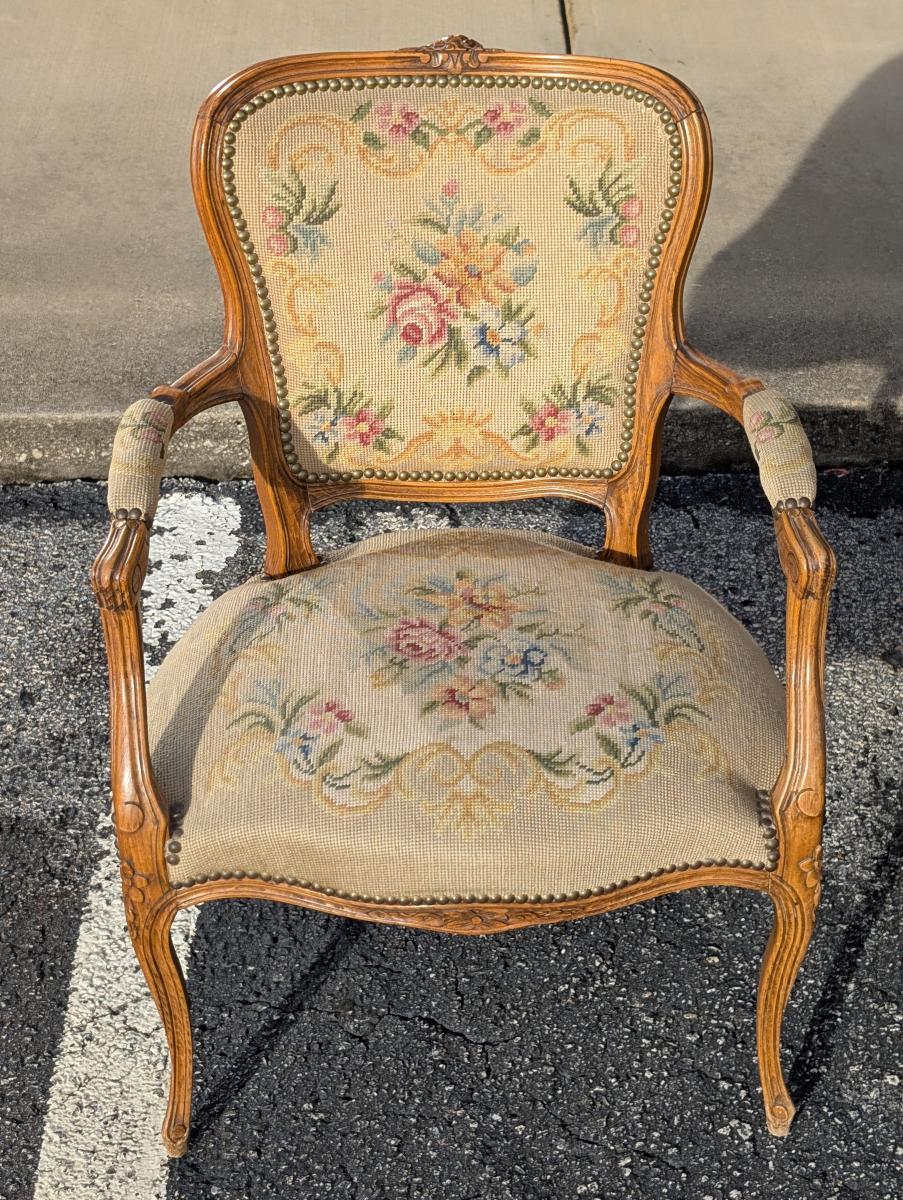 Tissu Ancienne suite de salon 3 pièces en noyer sculpté de style Louis XV en vente