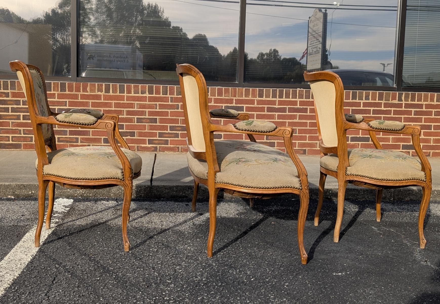 Ancienne suite de salon 3 pièces en noyer sculpté de style Louis XV en vente 2