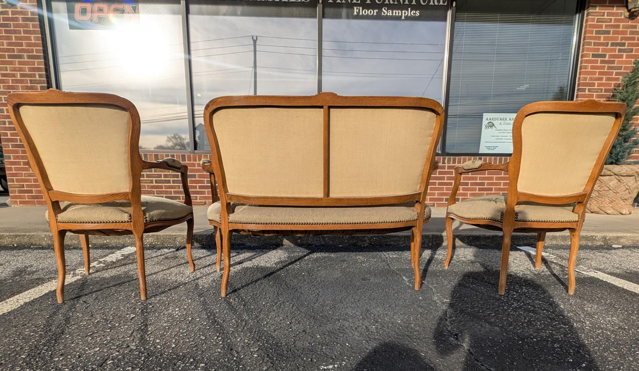 Ancienne suite de salon 3 pièces en noyer sculpté de style Louis XV en vente 3