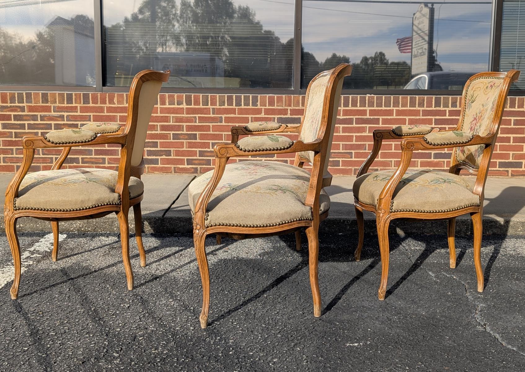 Ancienne suite de salon 3 pièces en noyer sculpté de style Louis XV en vente 4