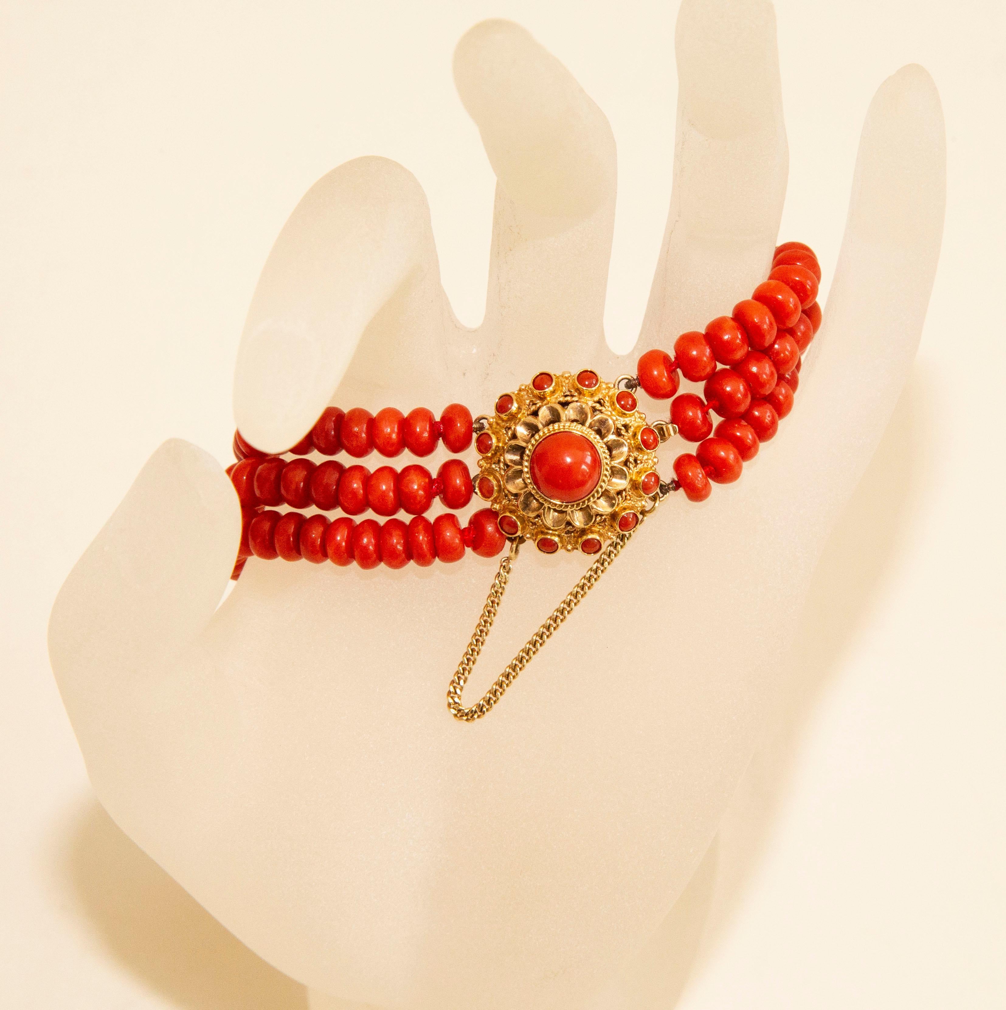 Antikes 3-reihiges Armband aus roter Koralle mit filigranem Verschluss aus 14k Gelbgold (Viktorianisch) im Angebot