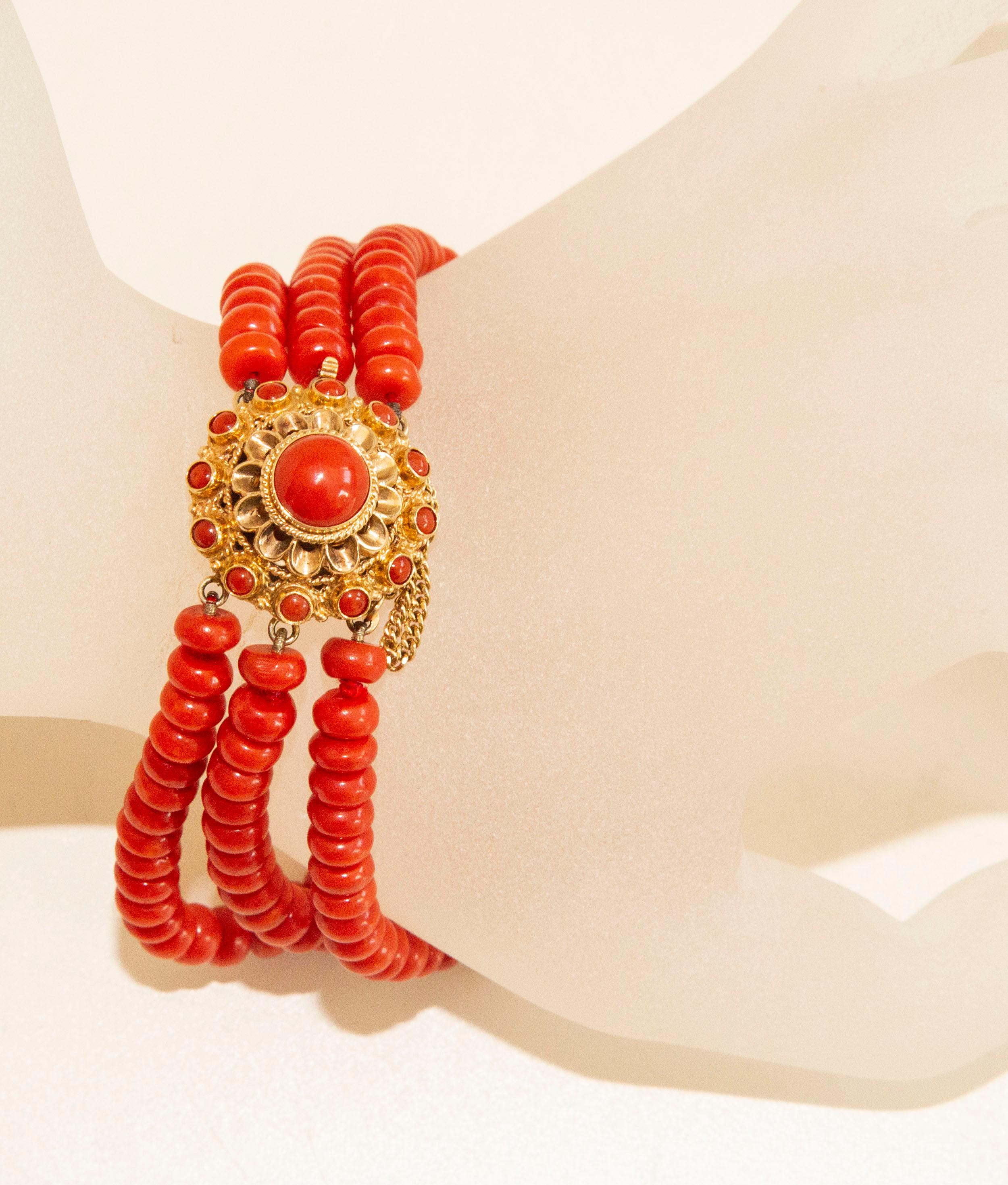Antikes 3-reihiges Armband aus roter Koralle mit filigranem Verschluss aus 14k Gelbgold im Zustand „Gut“ im Angebot in Arnhem, NL