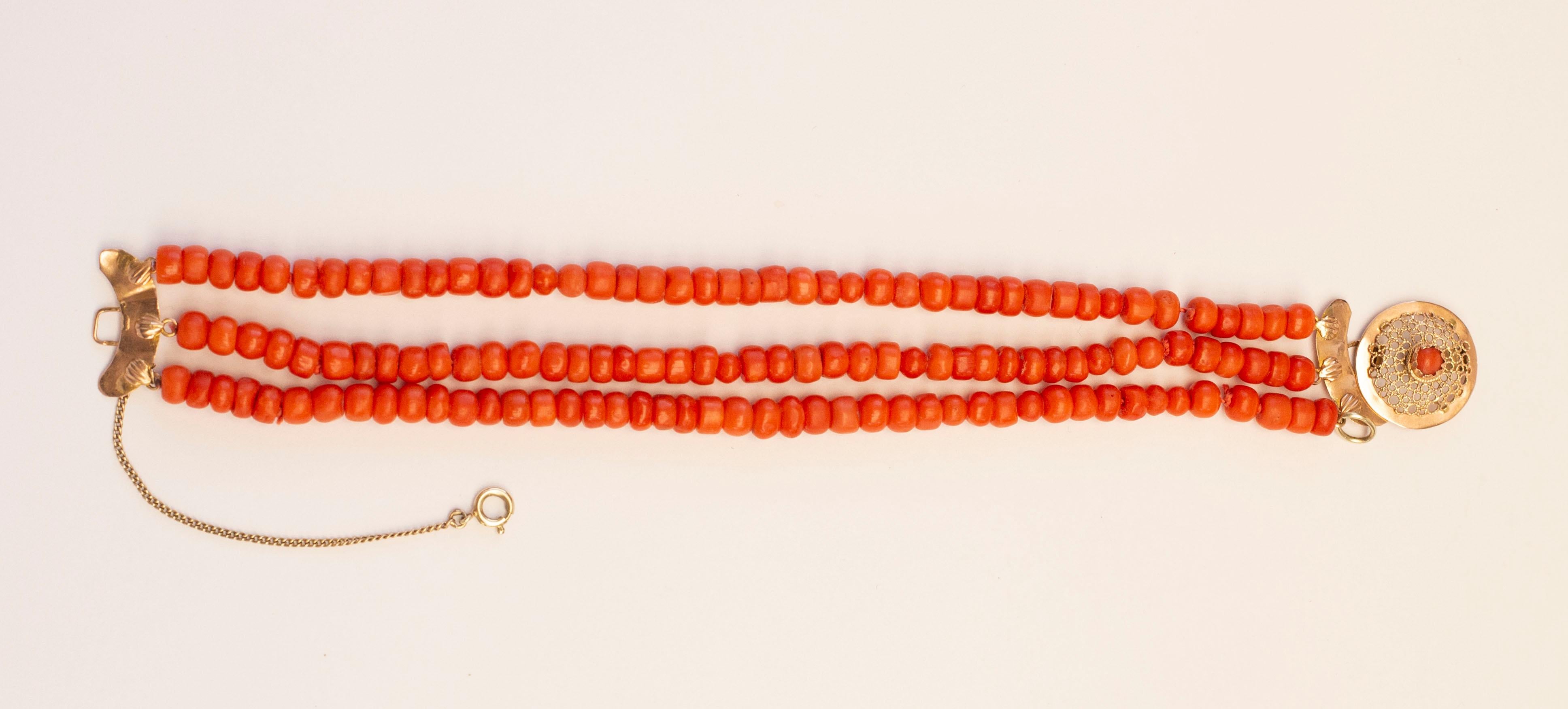 Antikes 3-reihiges Armband aus roter Koralle mit filigranem Verschluss aus 14 Karat Gelbgold (Perle) im Angebot