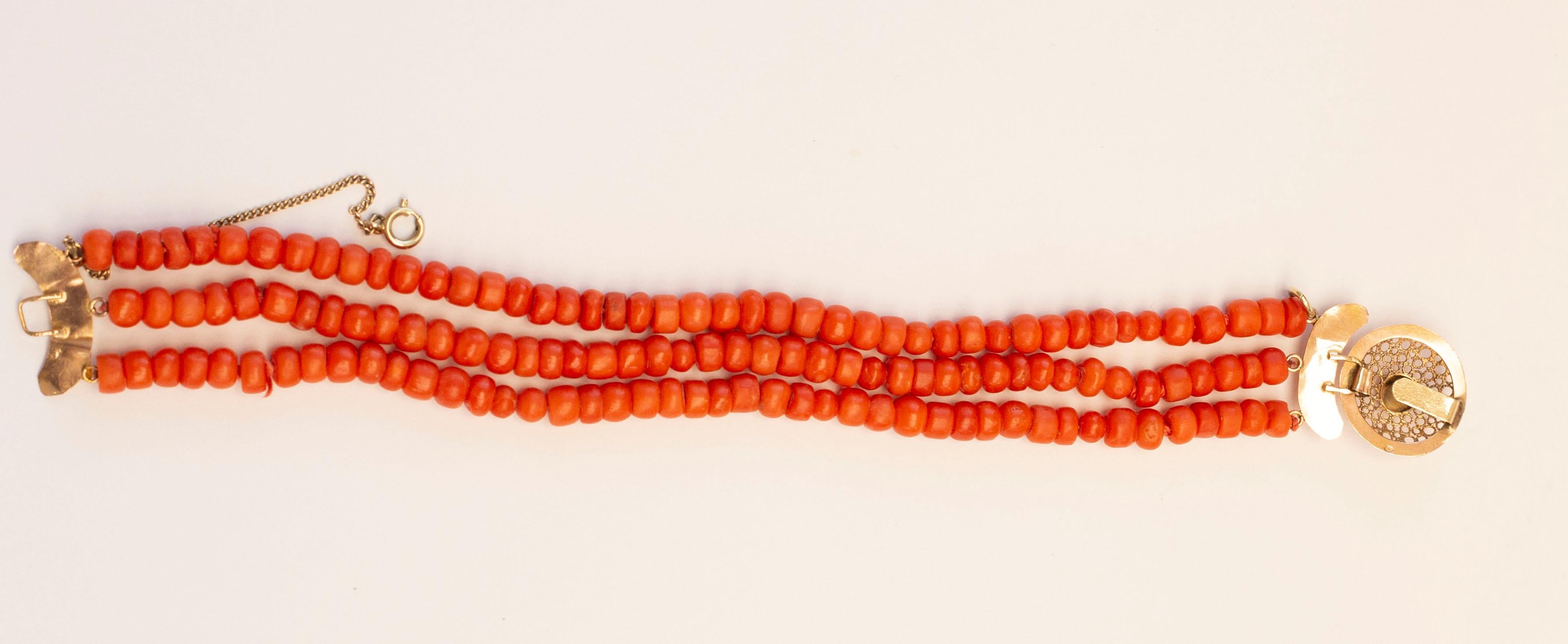 Antikes 3-reihiges Armband aus roter Koralle mit filigranem Verschluss aus 14 Karat Gelbgold im Zustand „Gut“ im Angebot in Arnhem, NL