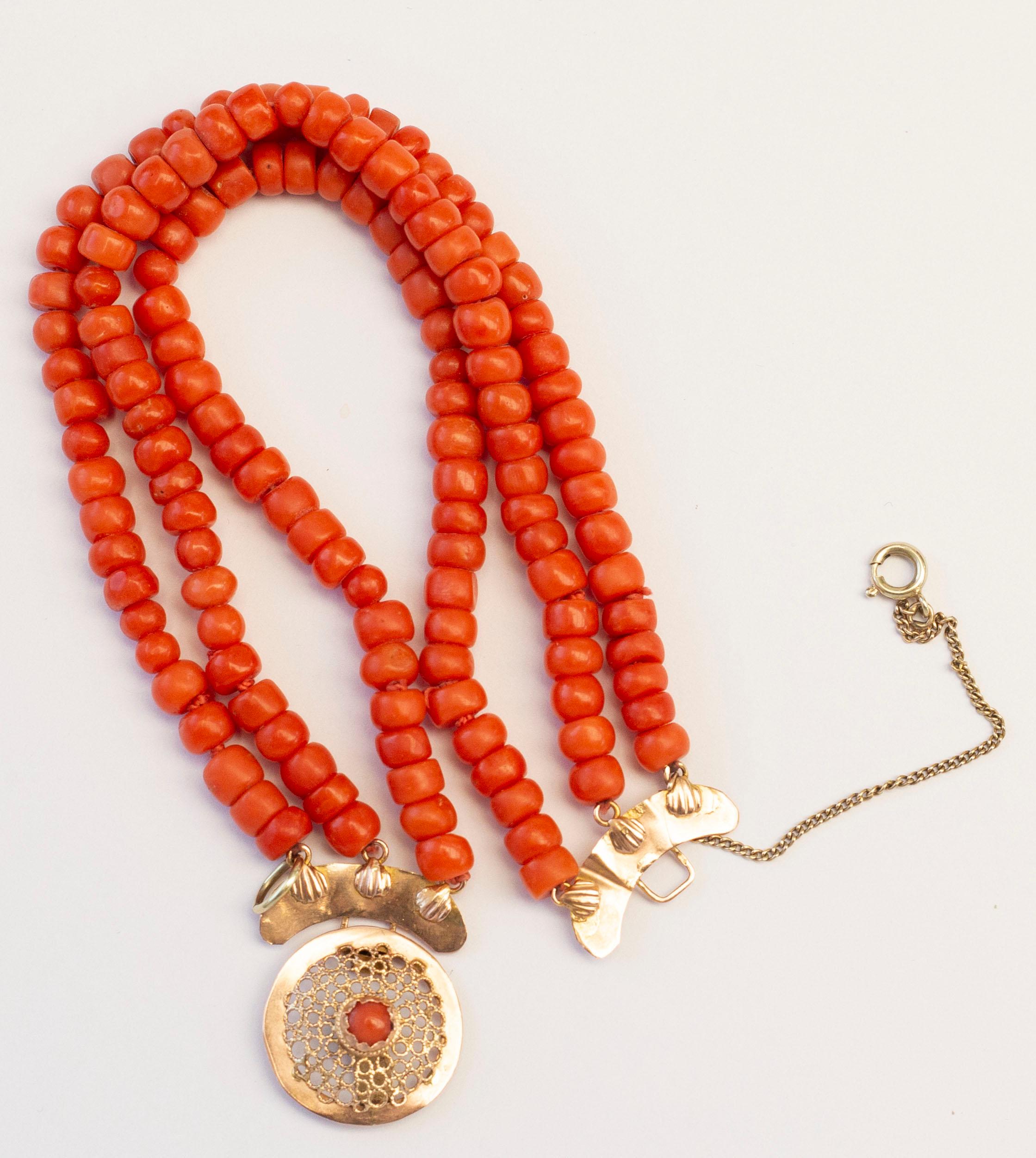 Antikes 3-reihiges Armband aus roter Koralle mit filigranem Verschluss aus 14 Karat Gelbgold Damen im Angebot