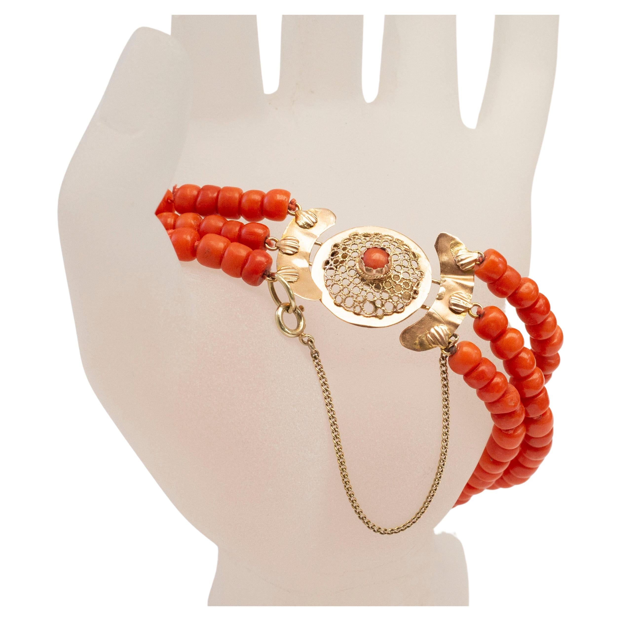 Antikes 3-reihiges Armband aus roter Koralle mit filigranem Verschluss aus 14 Karat Gelbgold im Angebot