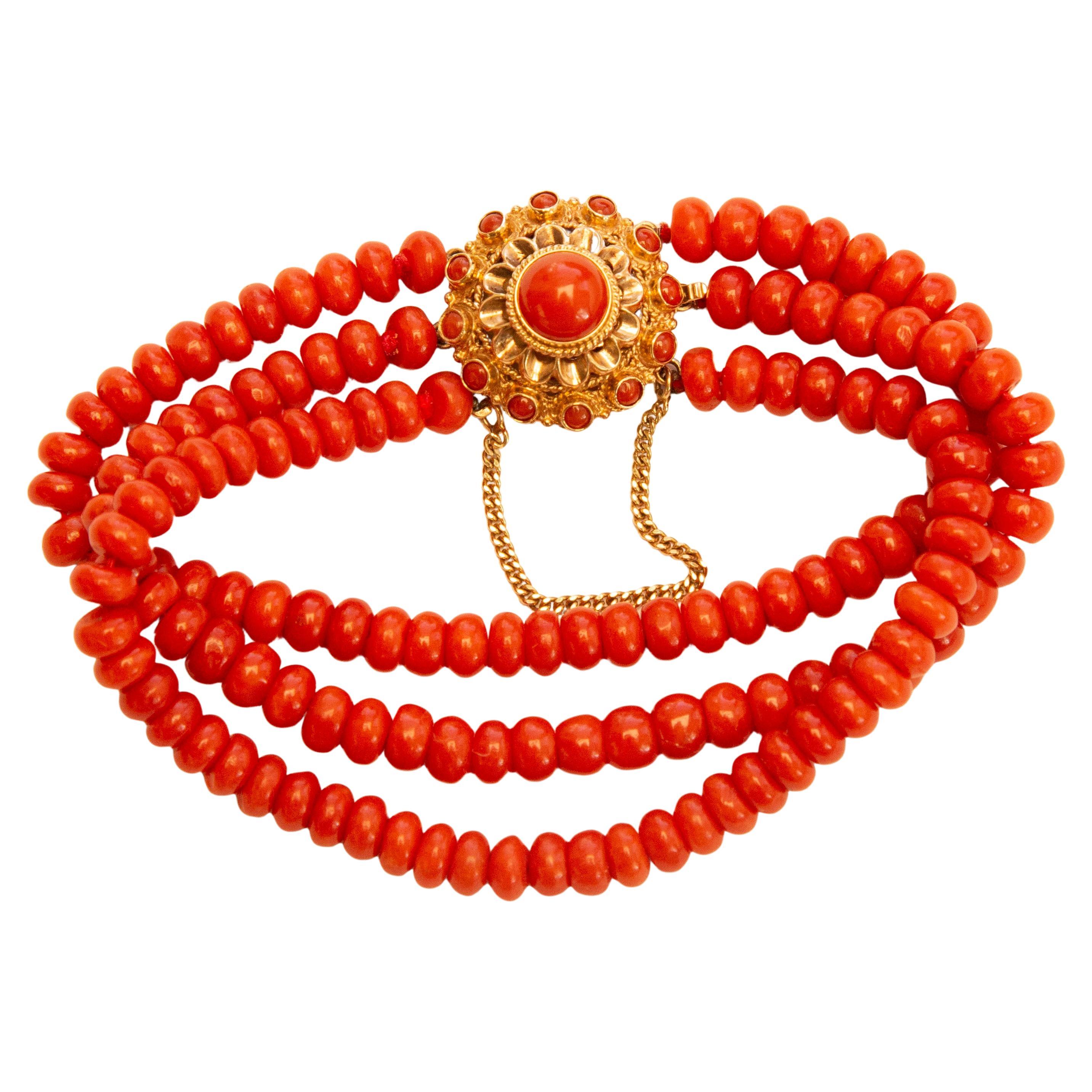 Antikes 3-reihiges Armband aus roter Koralle mit filigranem Verschluss aus 14k Gelbgold im Angebot