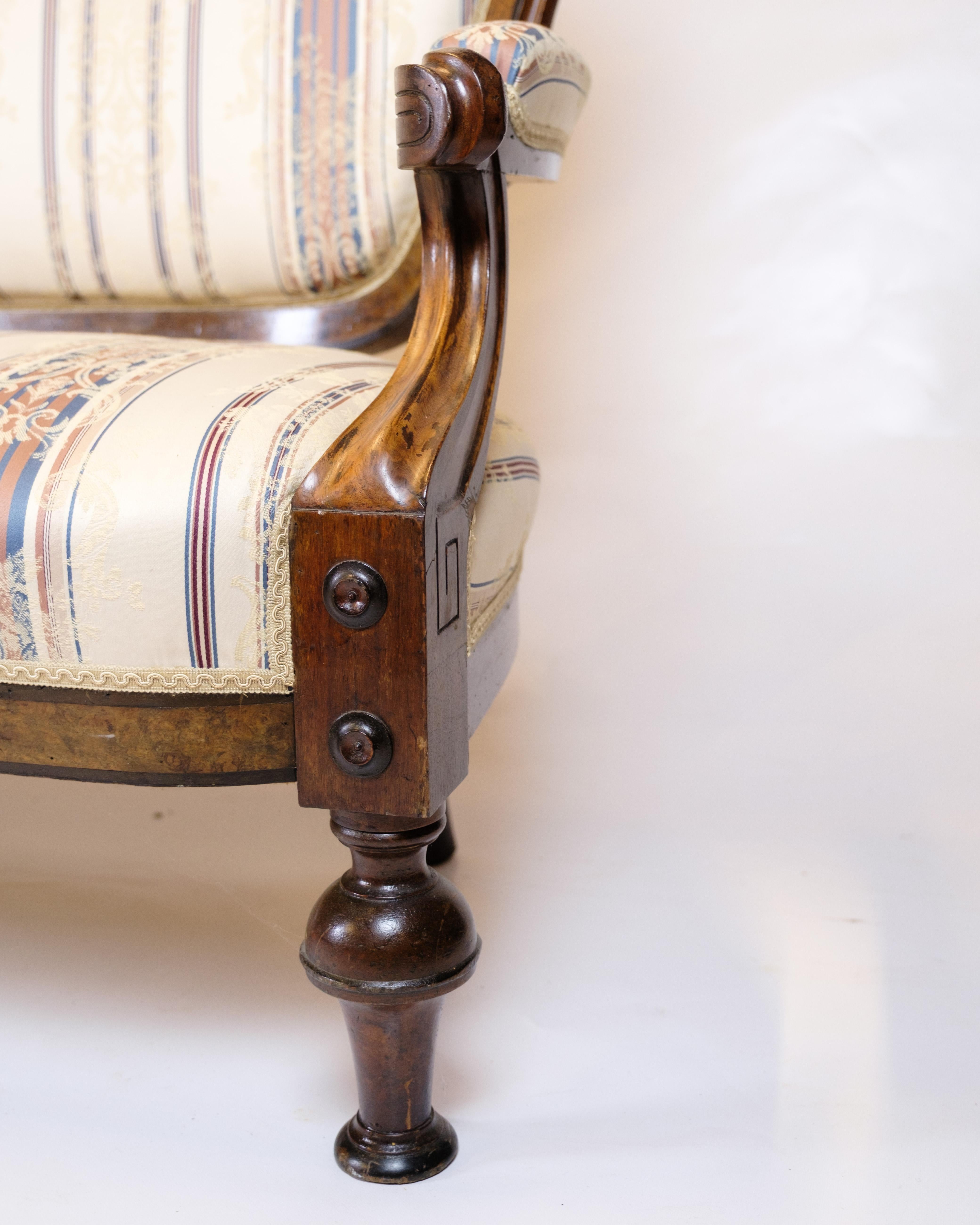 Antique 3-seater sofa in Klunke style from the 1890s. Walnut with turned legs and striped upholstery. Classic furniture from the late 19th century.

Style: Klunke style
Period: 1890s
Materials: Walnut, striped upholstery
Capacity: 3