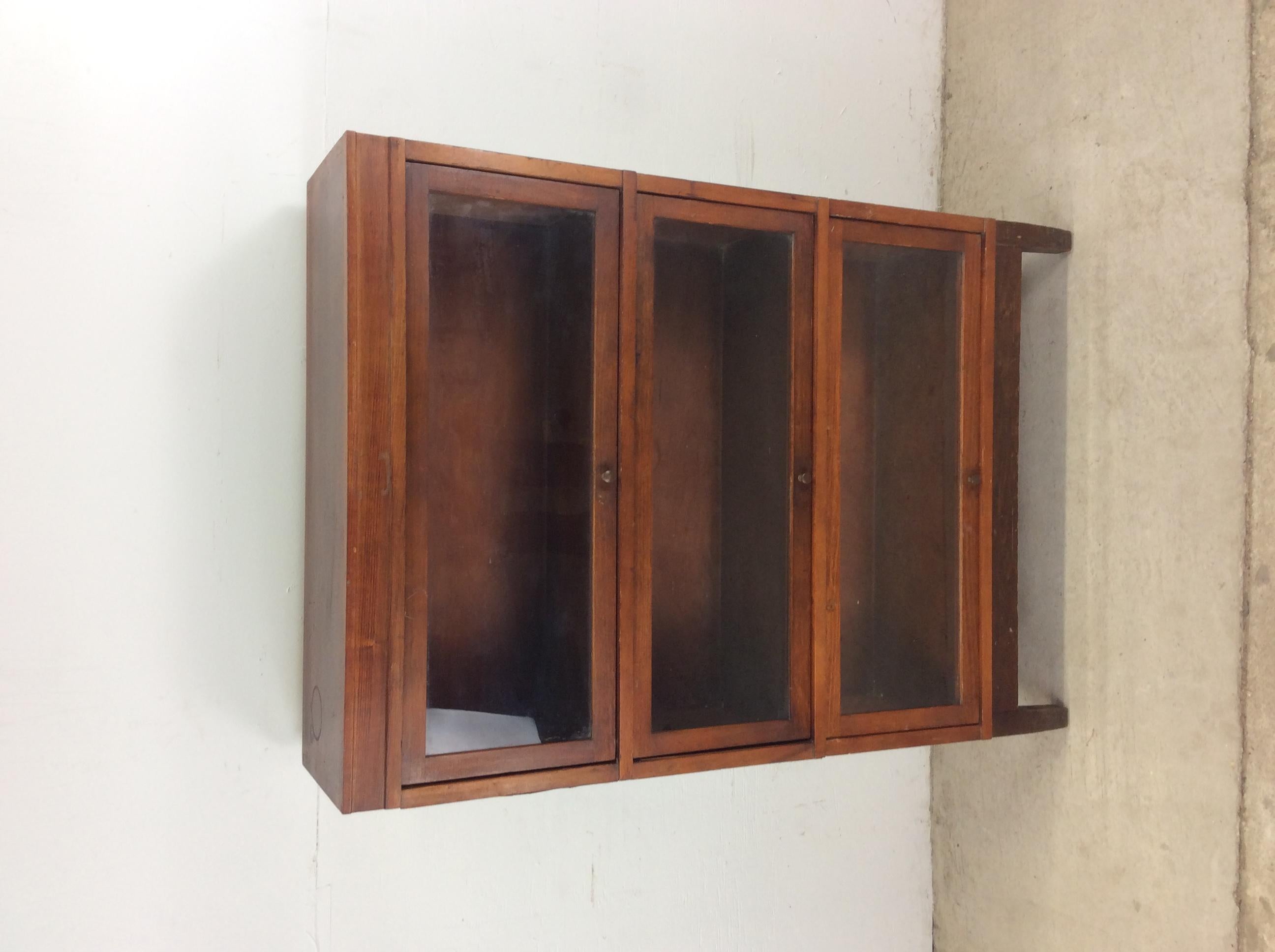 Questa antica libreria barrister Globe Wernicke presenta una struttura in legno duro, una finitura originale in ciliegio chiaro, un design a tre pile e robuste gambe e base in legno.u2028

Dimensioni: 34,5 l 15 p 49,75 h

Note sulle condizioni: La