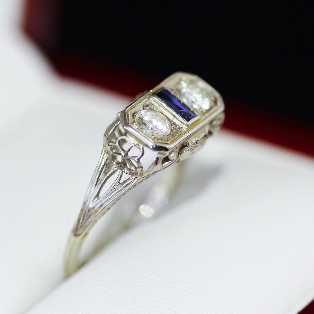 Antiker Ring mit 3 Steinen, Diamanten und Saphiren, in filigraner Fassung (Art déco) im Angebot