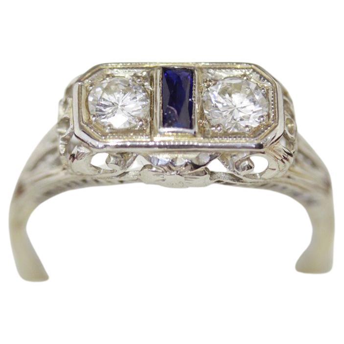 Antiker Ring mit 3 Steinen, Diamanten und Saphiren, in filigraner Fassung im Angebot
