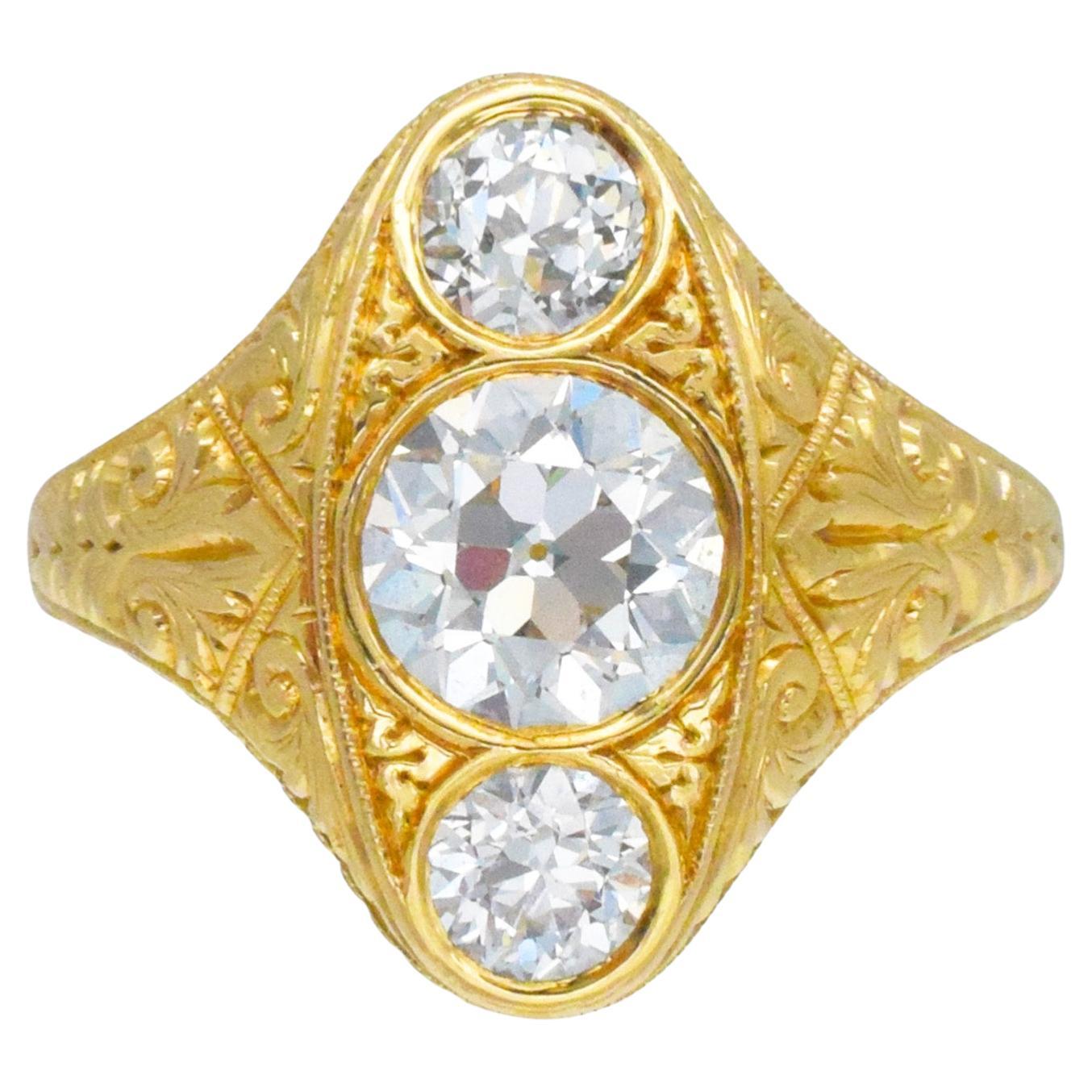 Bague ancienne à trois pierres en or jaune 18k. Date d'environ 1890. L'anneau comporte trois anciennes coupes européennes
diamants brunis en or jaune 18 carats. La monture en or est ornée de sculptures en or et de grains de laminoir.
Le diamant