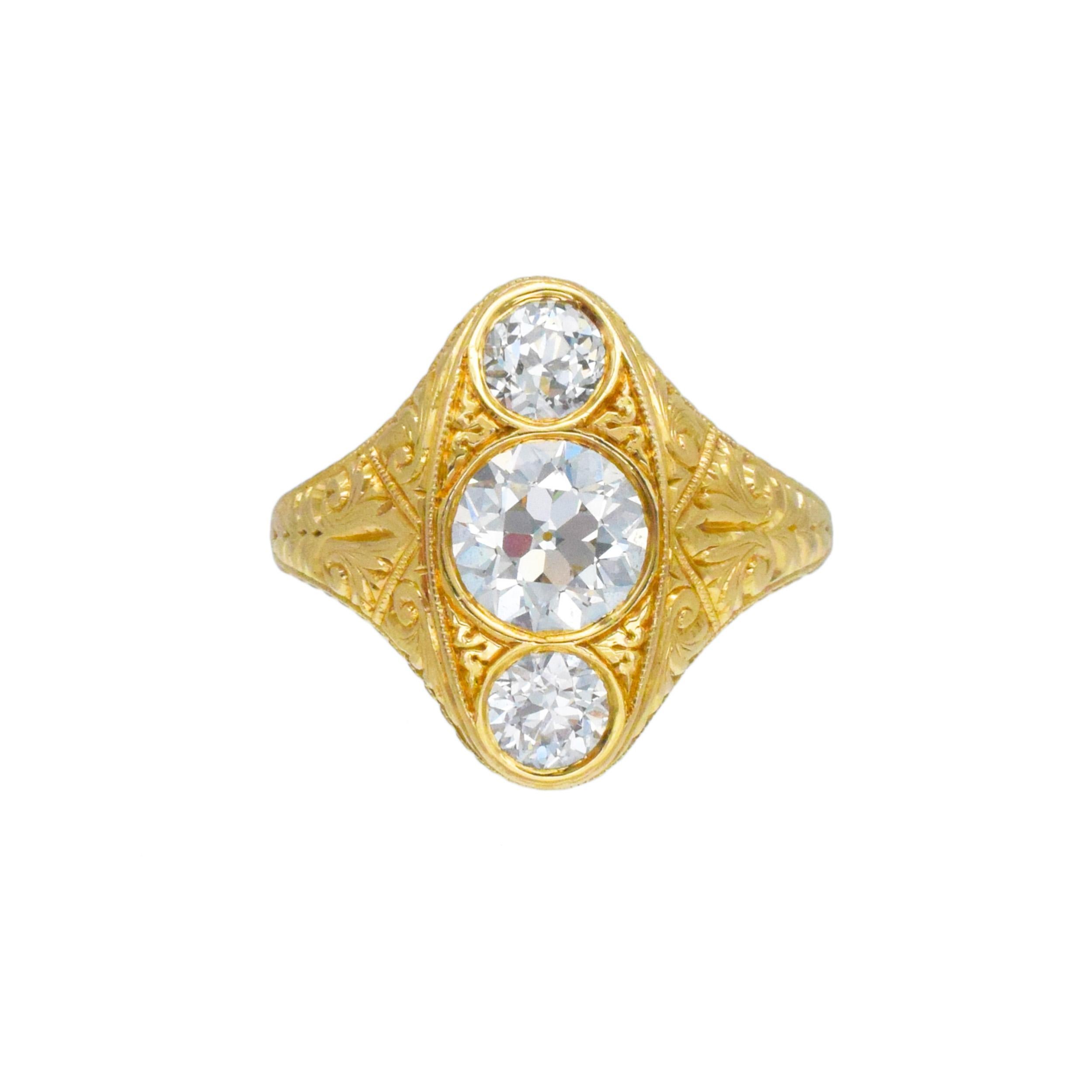 Taille ronde Bague ancienne à trois pierres et diamants en vente