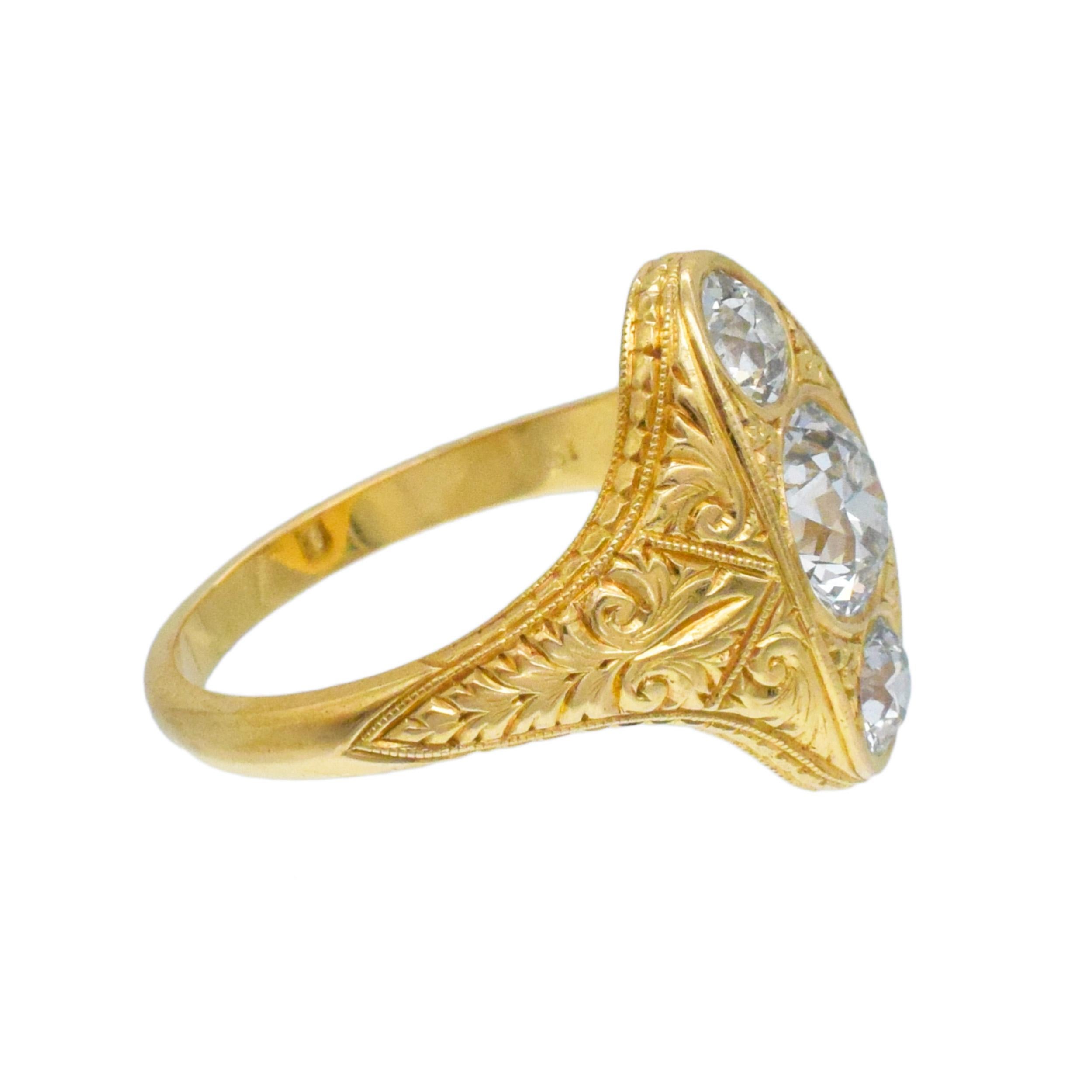 Bague ancienne à trois pierres et diamants Excellent état - En vente à New York, NY